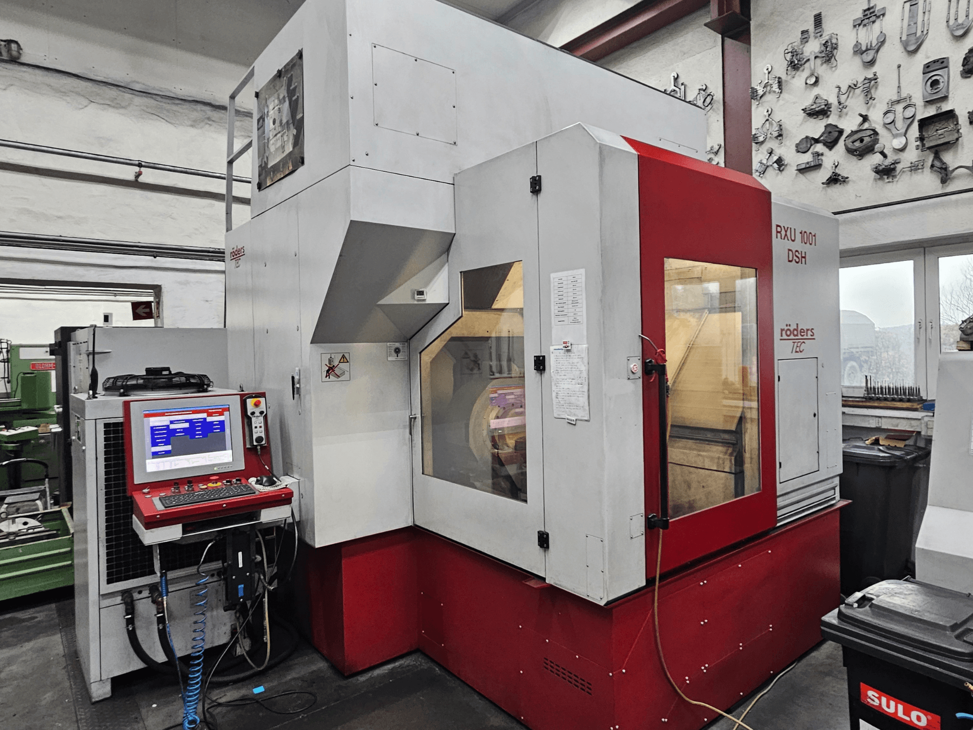 Centro di lavoro verticale RÖDERS RXU 1001 DSH, vista frontale con pannello di controllo e dettagli della macchina in un'officina.