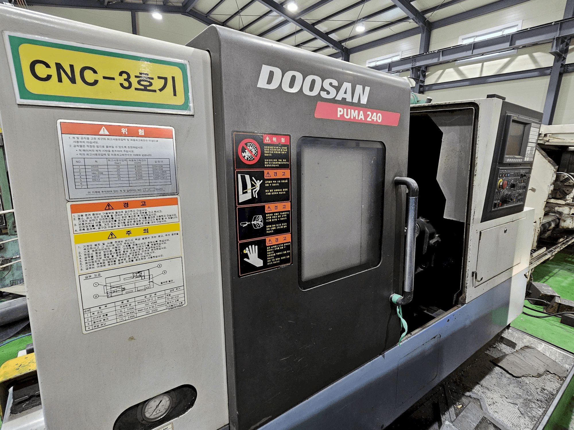 Vista frontale della macchina Doosan Puma 240