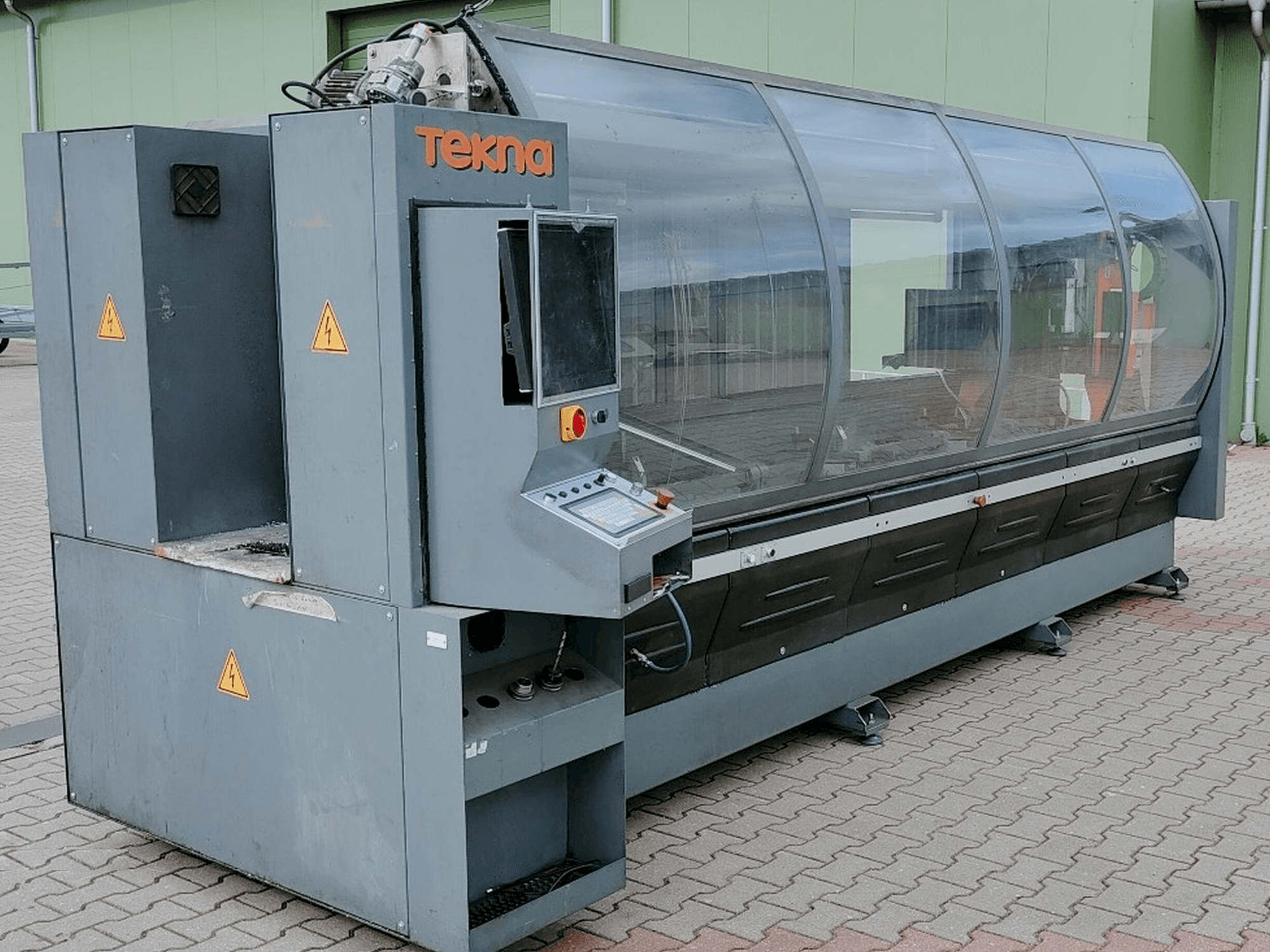 Vista frontale della macchina Tekna TK427-3