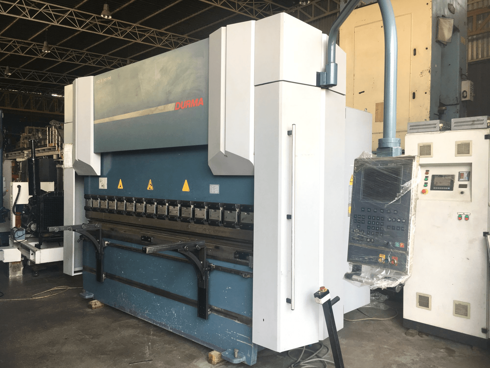 Vista lato destro della macchina Durma AD-S 30100