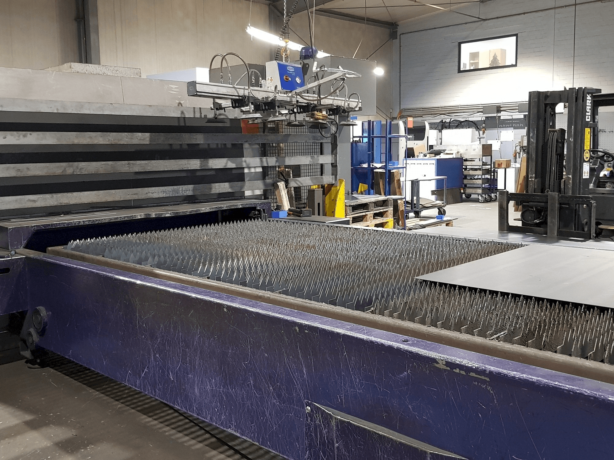 Vista frontale della macchina Bystronic Fiber 4000x2000