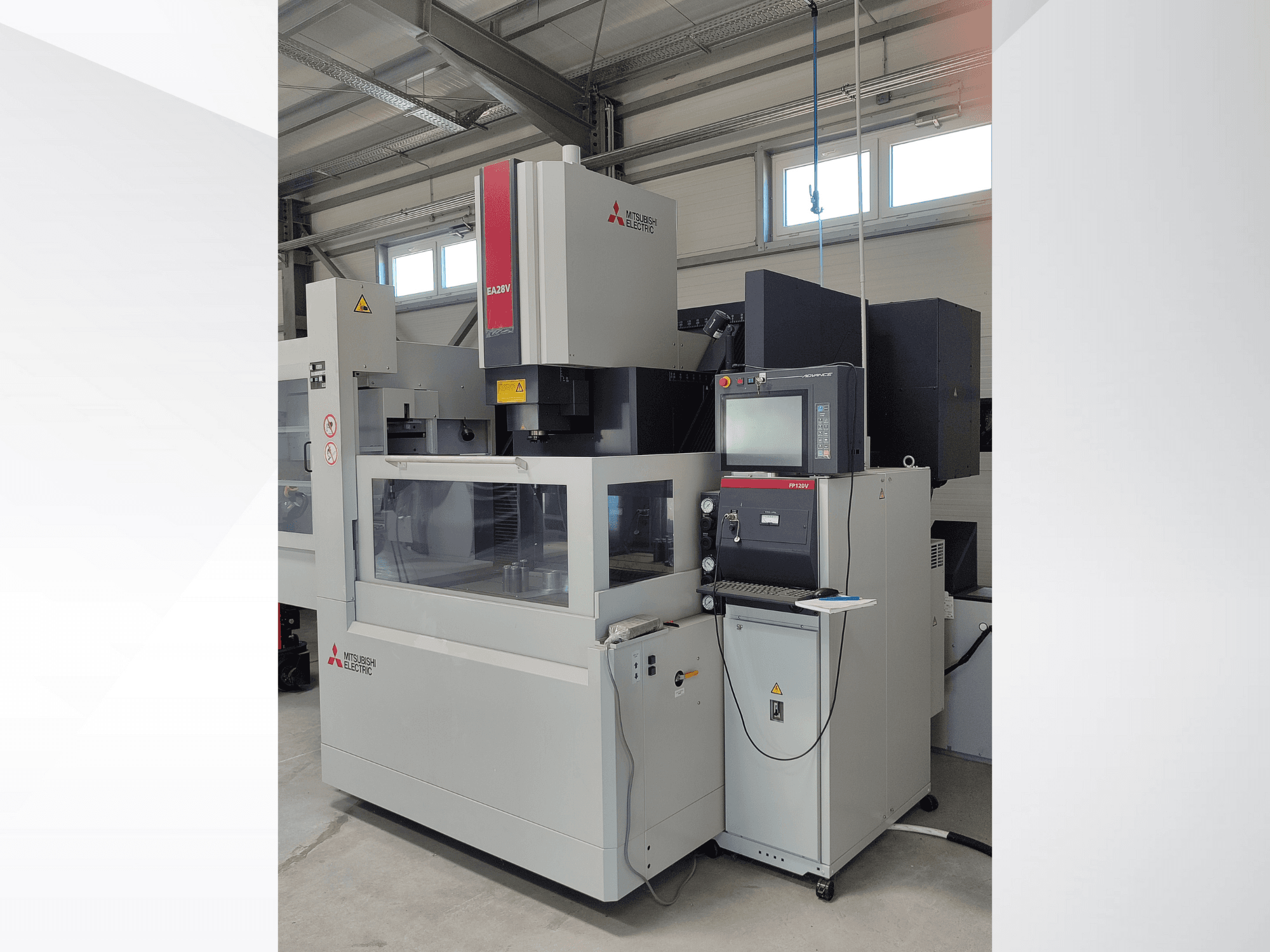 Macchina per elettroerosione a filo Mitsubishi Electric EA32V in vista laterale, con pannello di controllo e area di lavoro visibile attraverso il vetro.