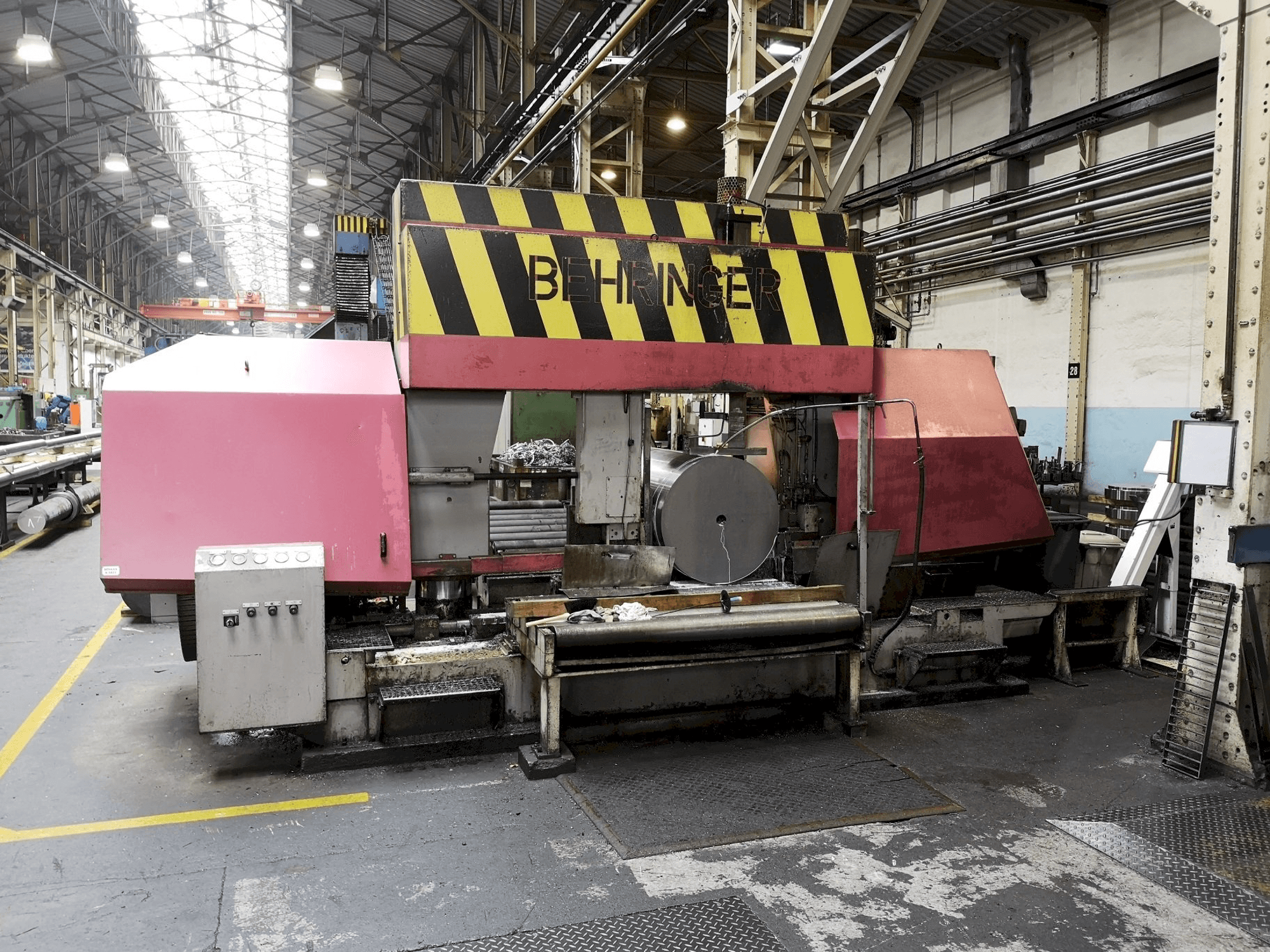 Vista frontale della macchina Behringer HBP1080/1700 A/CNC