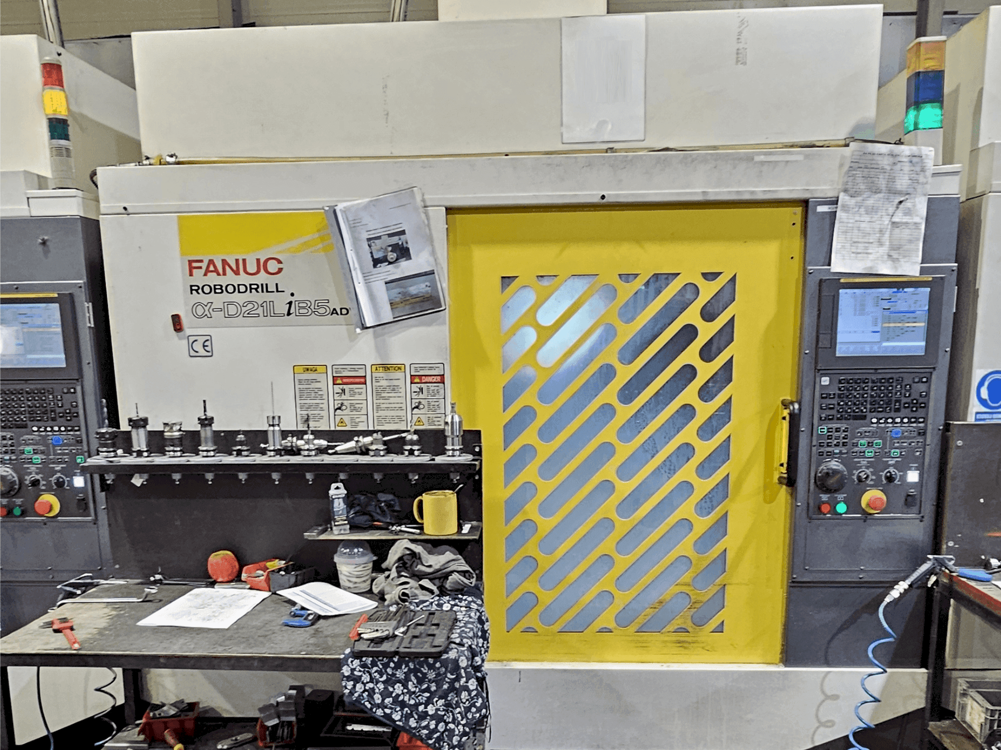 Vista frontale della macchina FANUC Robodrill α-D21L iB 5 ADV