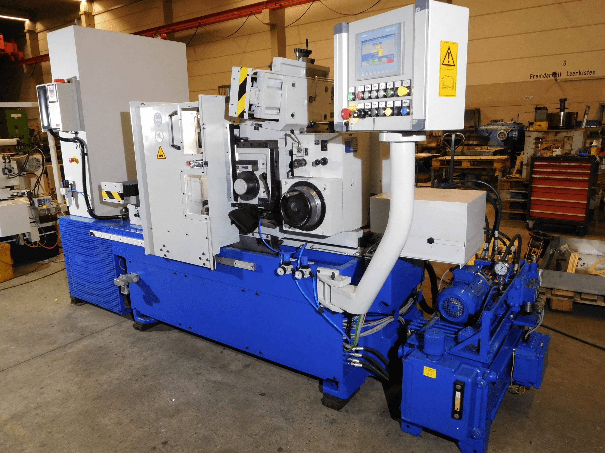Smerigliatrice senza centri Schaudt Mikrosa SASL 125, vista laterale, con comandi e corpo blu industriale con componenti del motore.