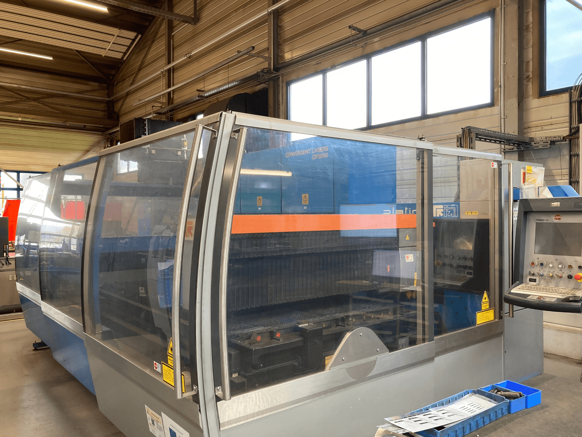 Macchina da taglio laser CO2 Prima Industrie Platino 1530, vista frontale, con pannello di controllo e caratteristiche di sicurezza visibili.