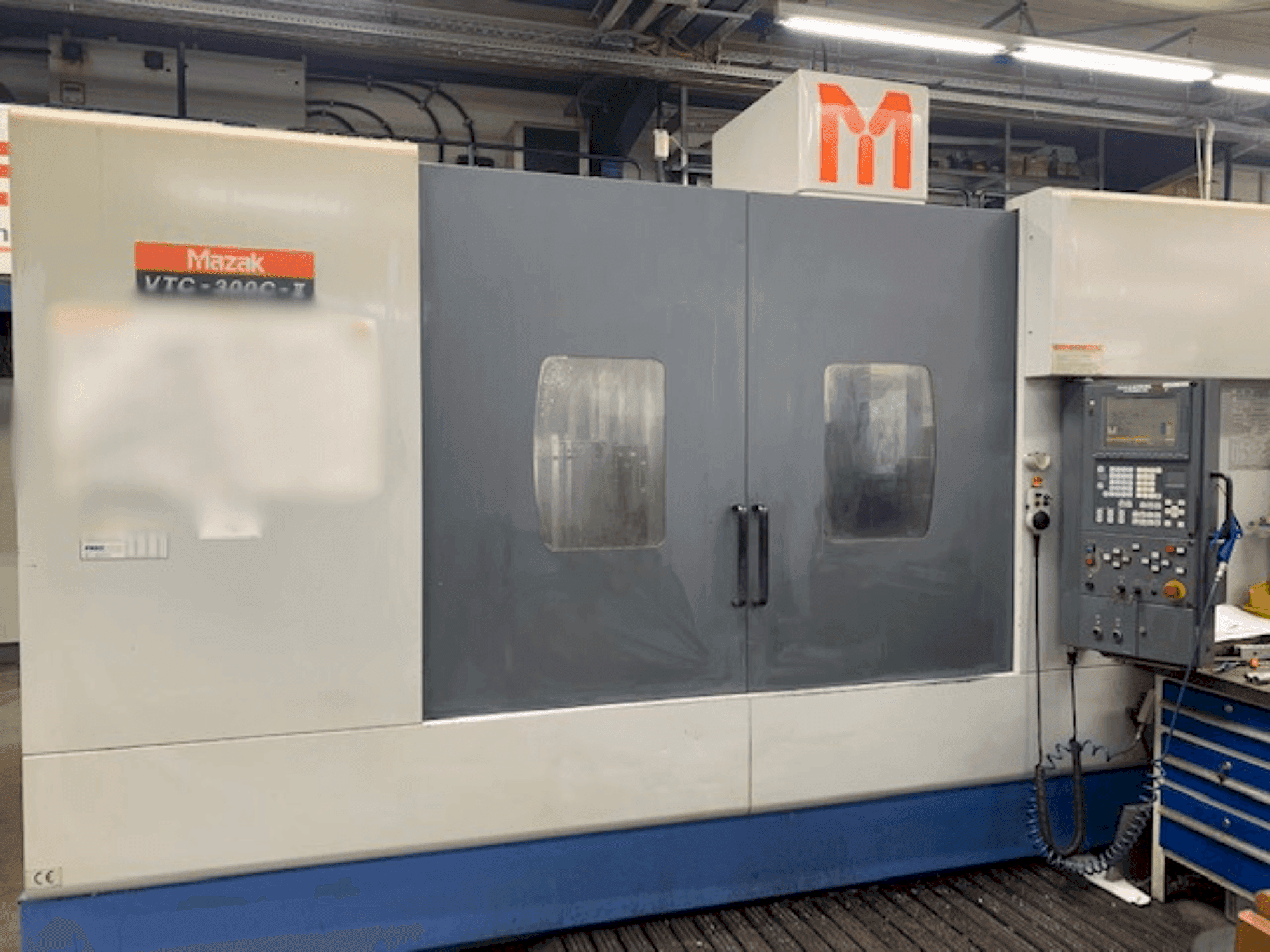 Vista frontale della macchina Mazak VTC 300C II
