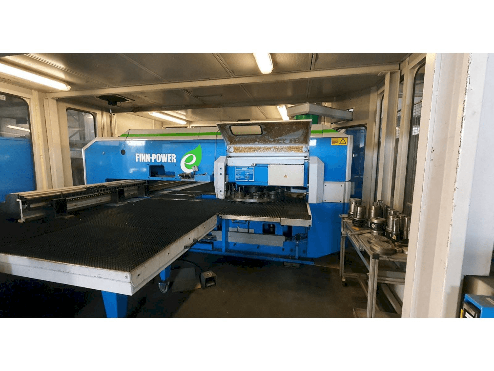 Vista frontale della macchina Finn-Power E5 SBV