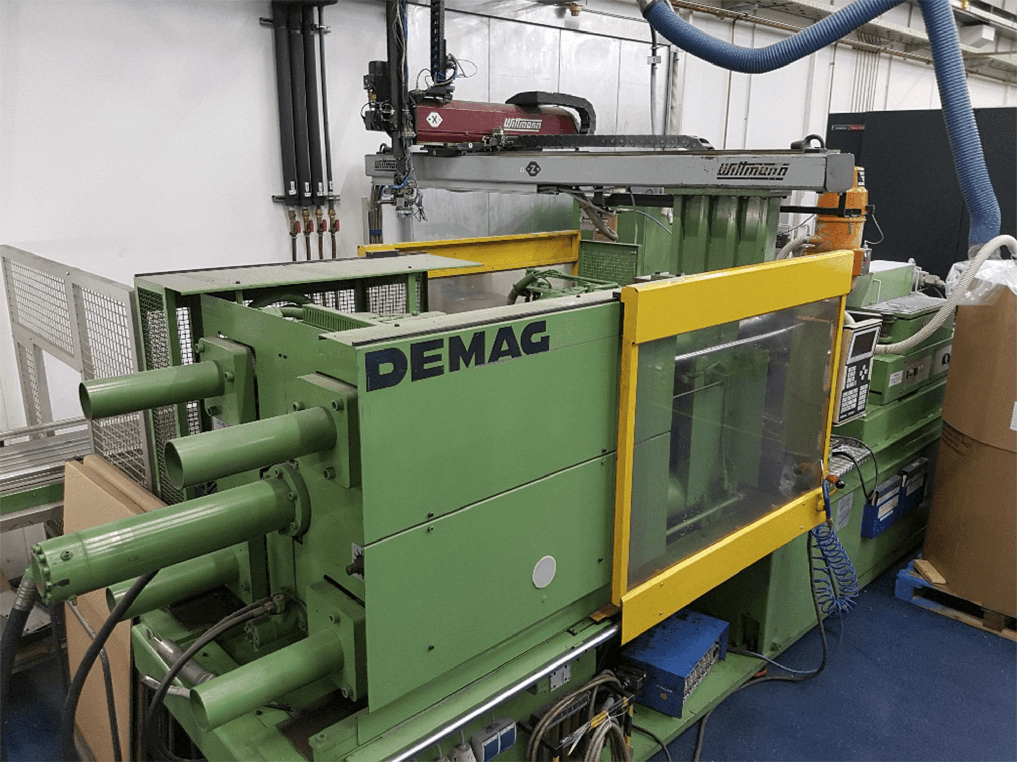 Vista lato sinistro della macchina DEMAG D200-730 NCIII