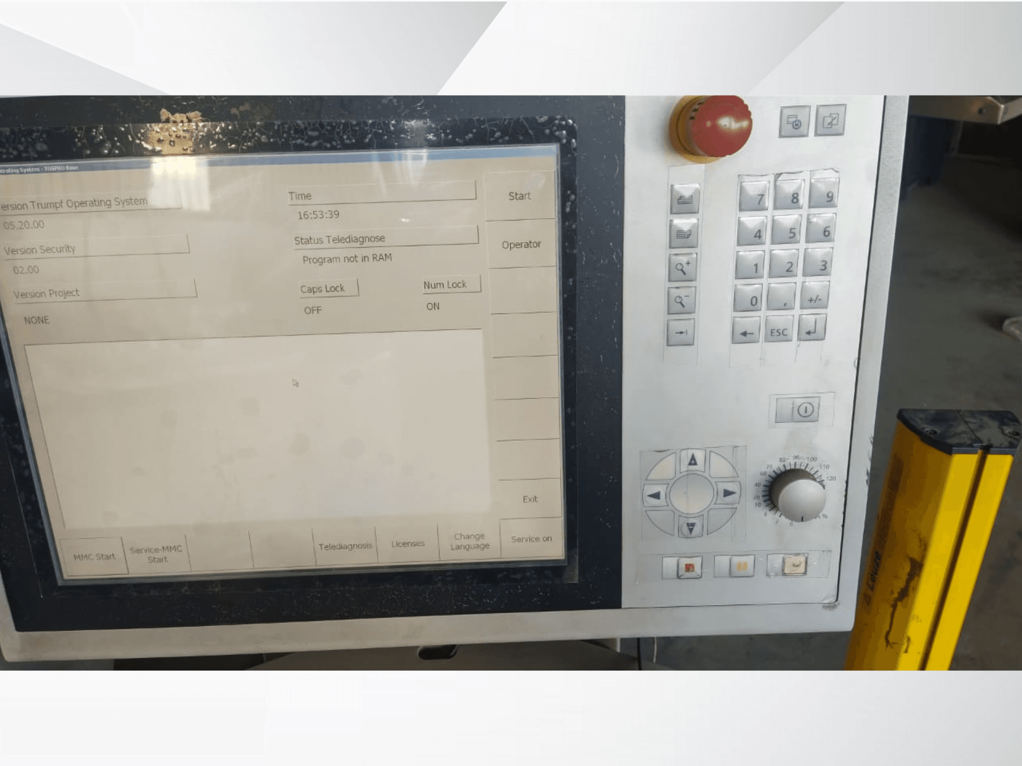 Pannello di controllo di una macchina Trumpf che mostra un'interfaccia del sistema operativo con pulsanti e un monitor, vista frontale.