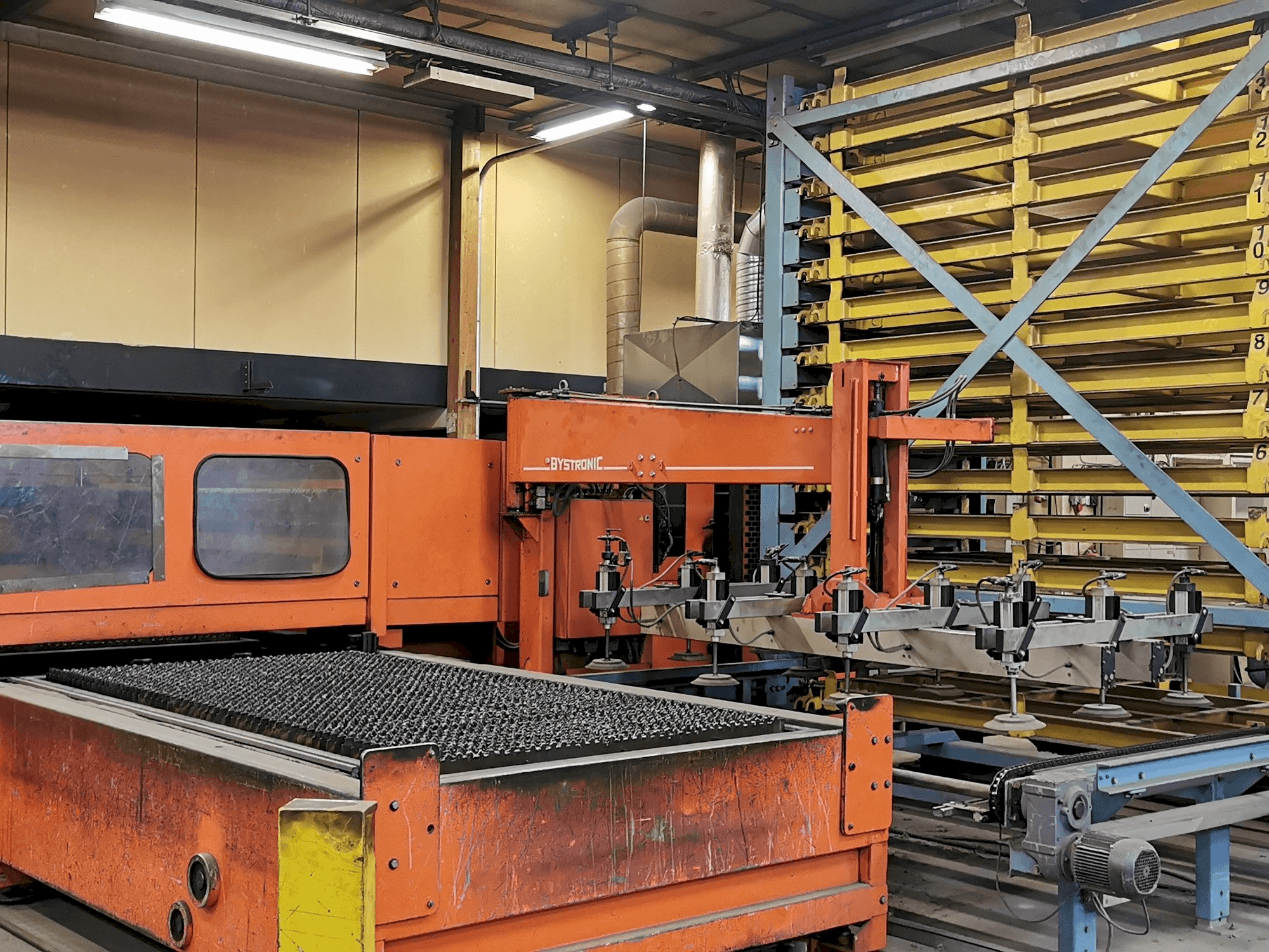 Vista frontale della macchina Bystronic BTL 3500