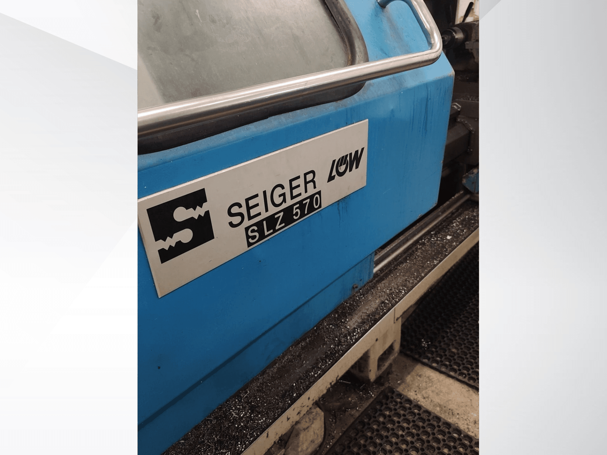 Vista laterale ravvicinata del tornio SEIGER SLZ570 con carrozzeria blu e logo, che mette in evidenza le funzioni di controllo operativo.