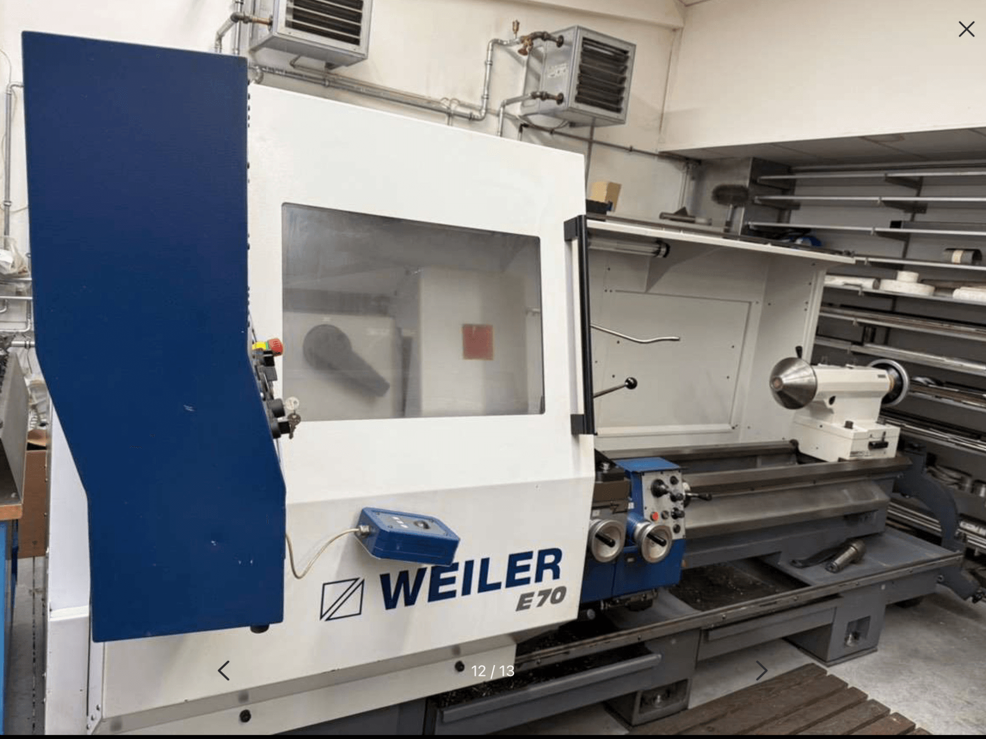 Tornio orizzontale Weiler E70, vista laterale con comandi e mandrino; design robusto visibile in officina.