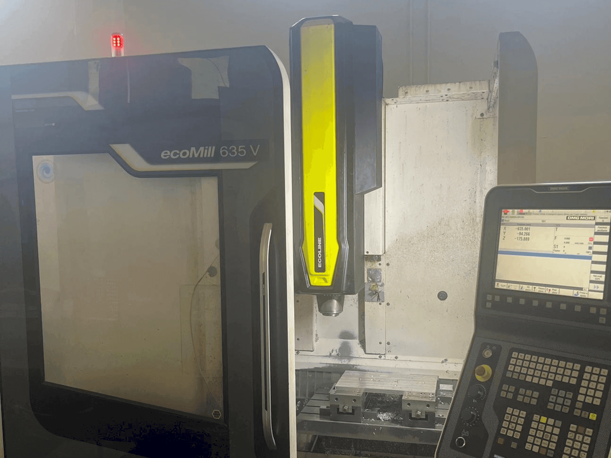 Vista frontale della macchina DMG MORI ecoMill 635V
