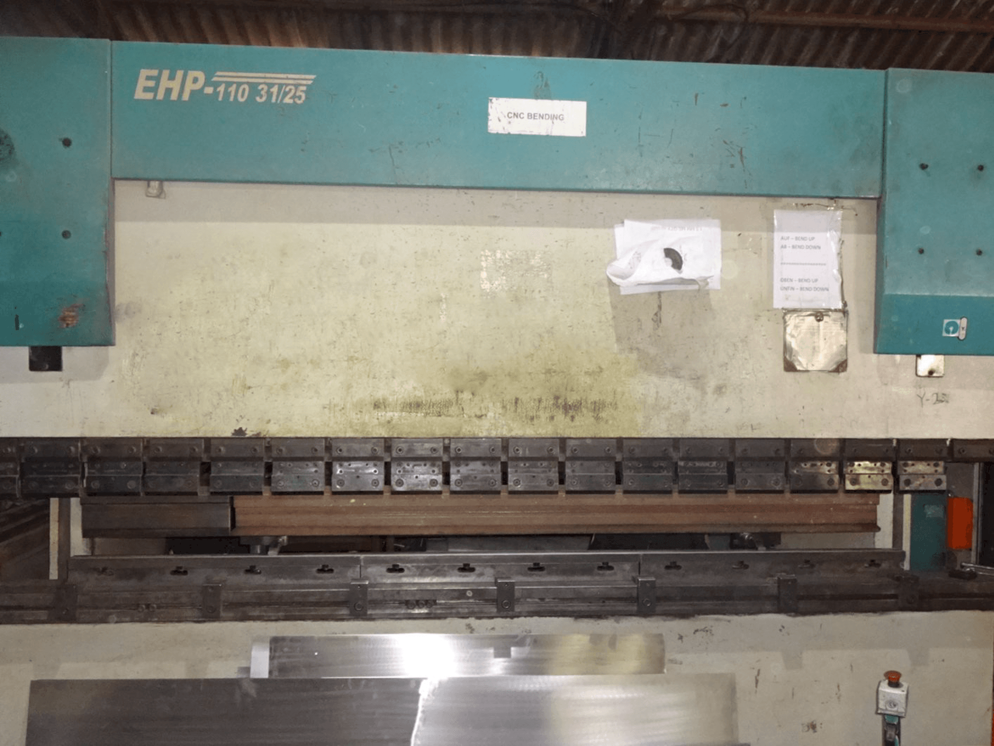 Vista frontale della macchina Hindustan Hydraulics EHP 110