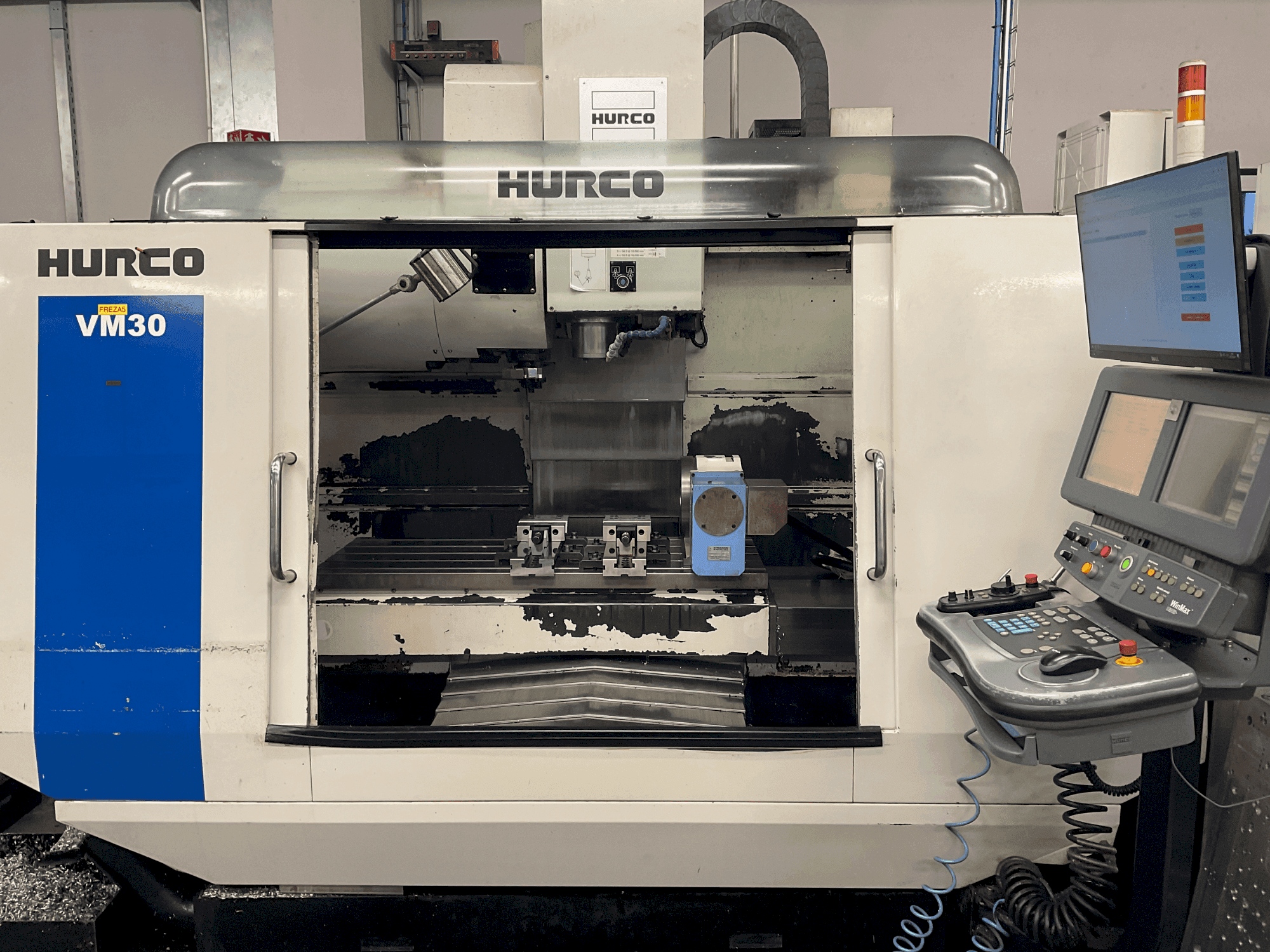 Vista frontale della macchina Hurco VM 30