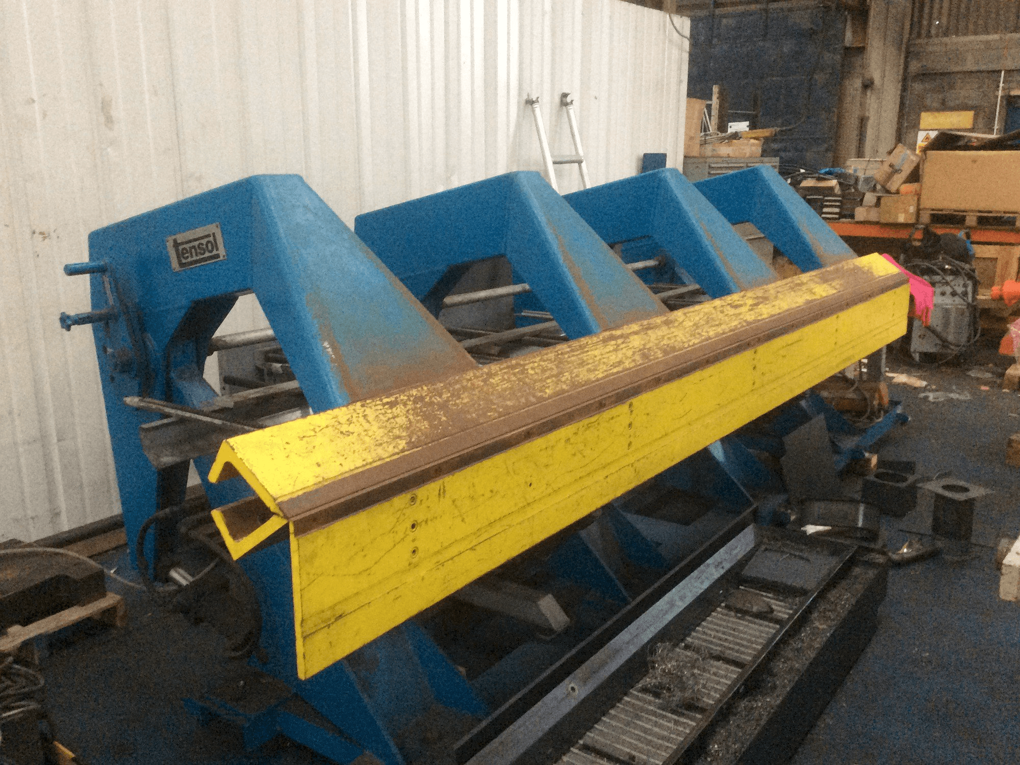 Vista frontale della macchina Tensol P200-4