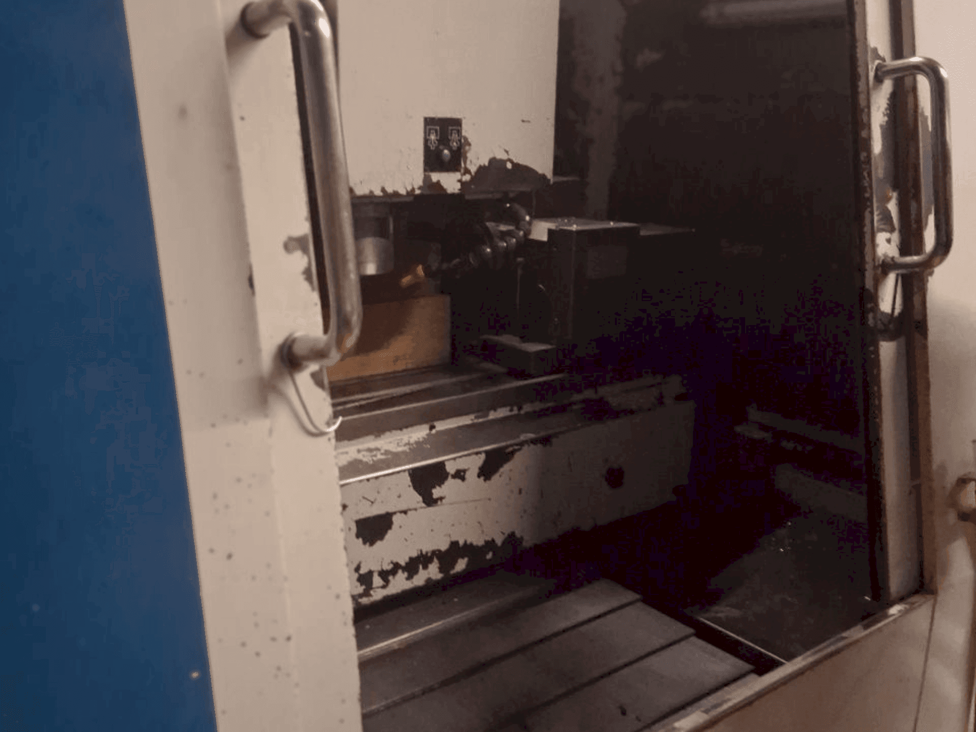 Vista frontale della macchina Hurco BMC 30HT/M