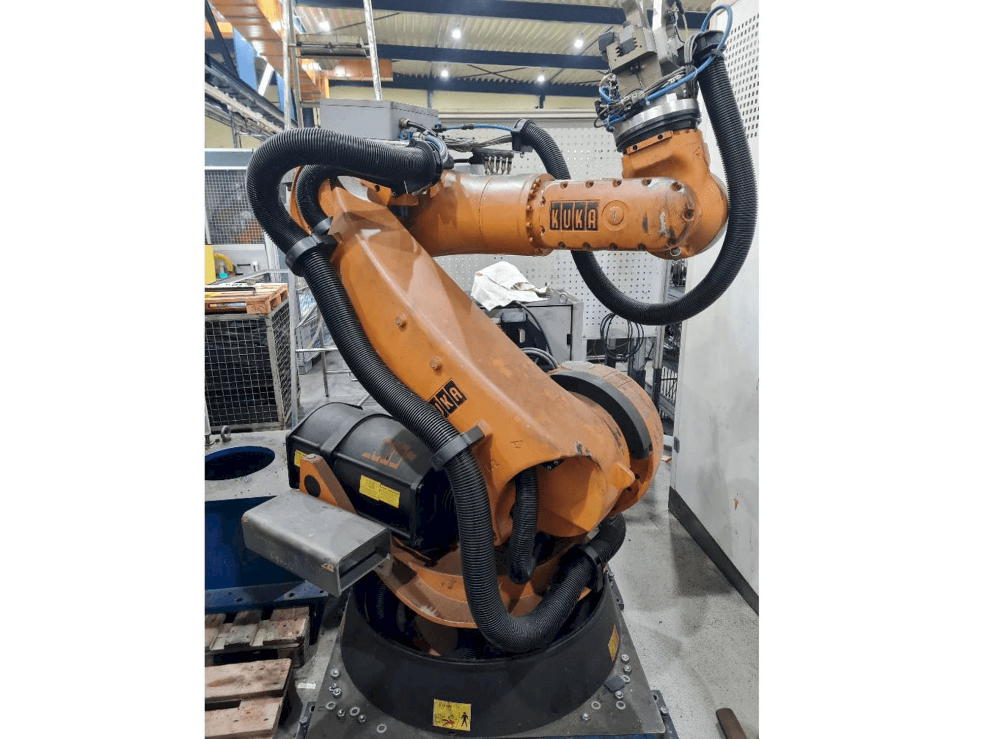 Vista frontale della macchina KUKA KR C2 KR100 comp