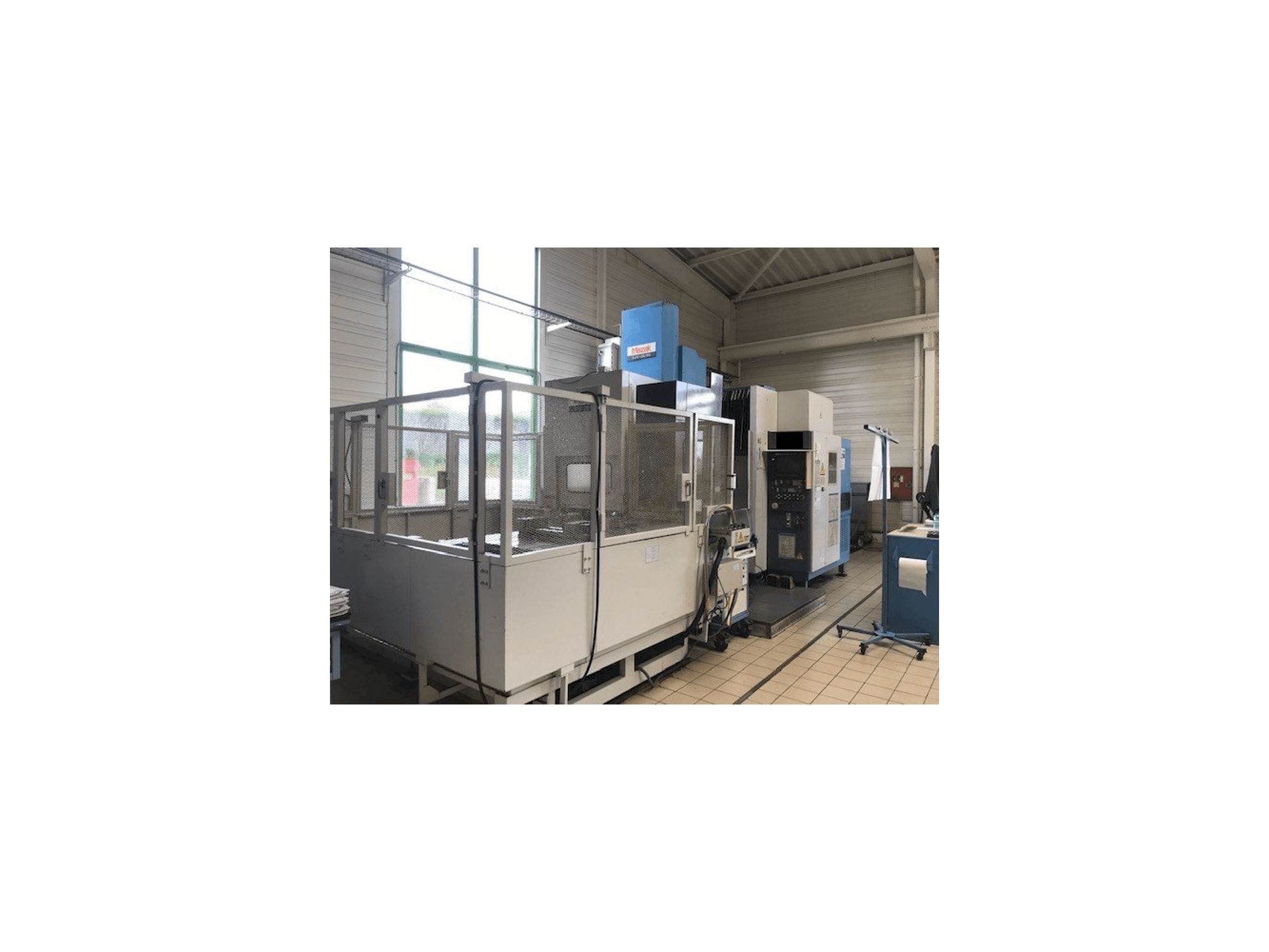 Vista frontale della macchina Mazak AJV 65