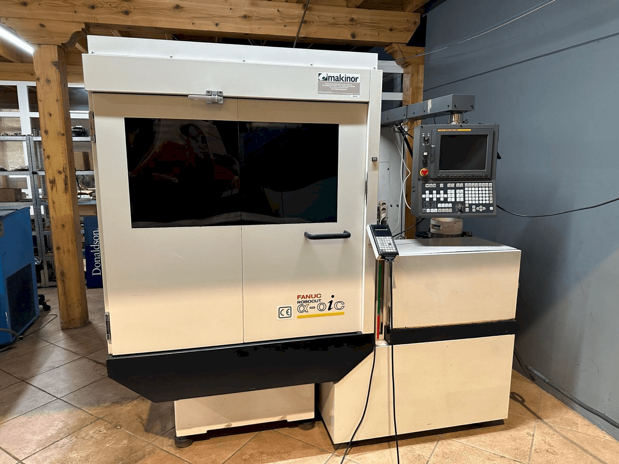 Vista frontale della macchina FANUC Robocut Alpha-0iC