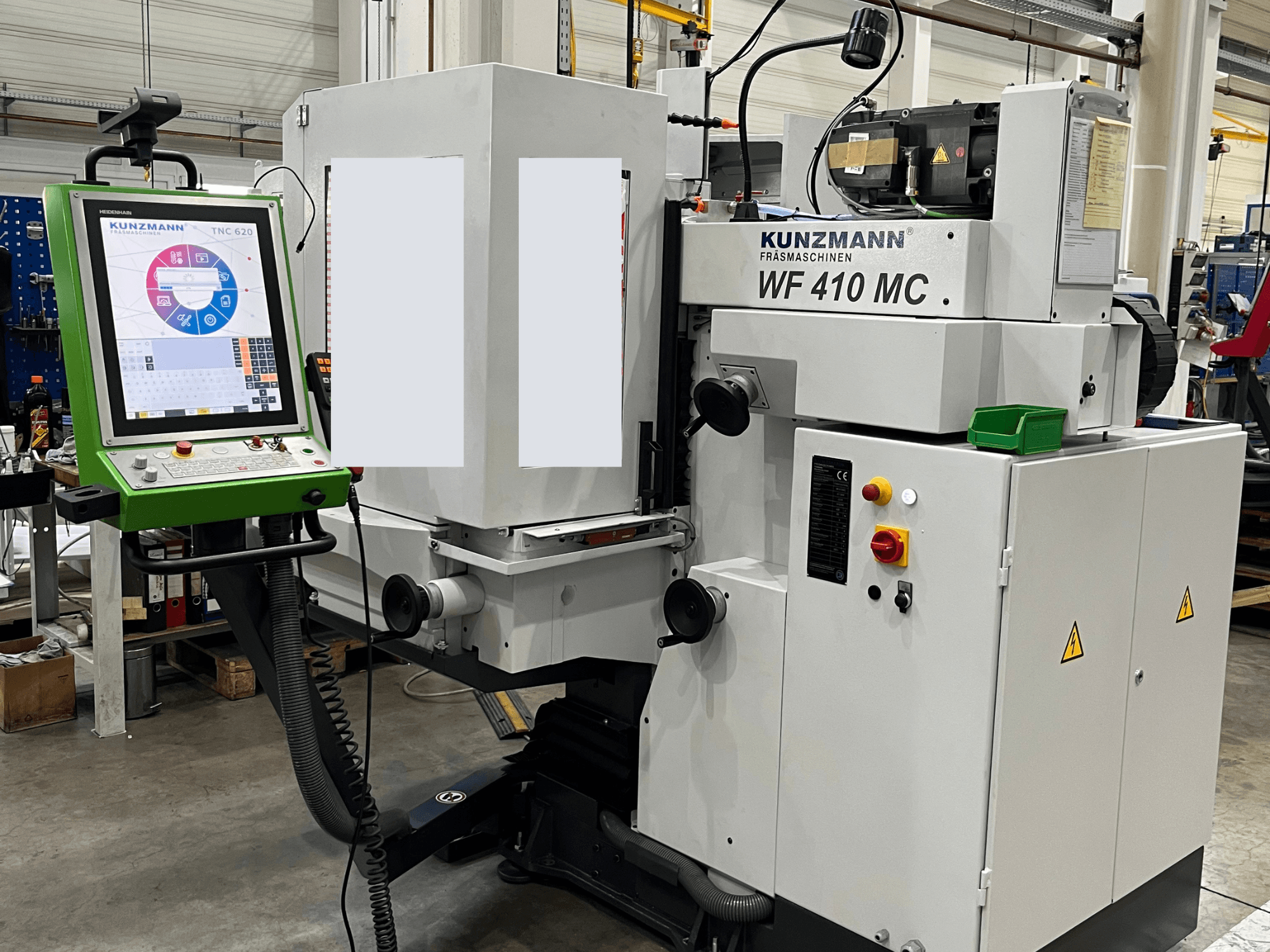 Centro di lavorazione verticale KUNZMANN WF 410 MC, vista frontale con pannello di controllo e pulsanti di comando visibili.