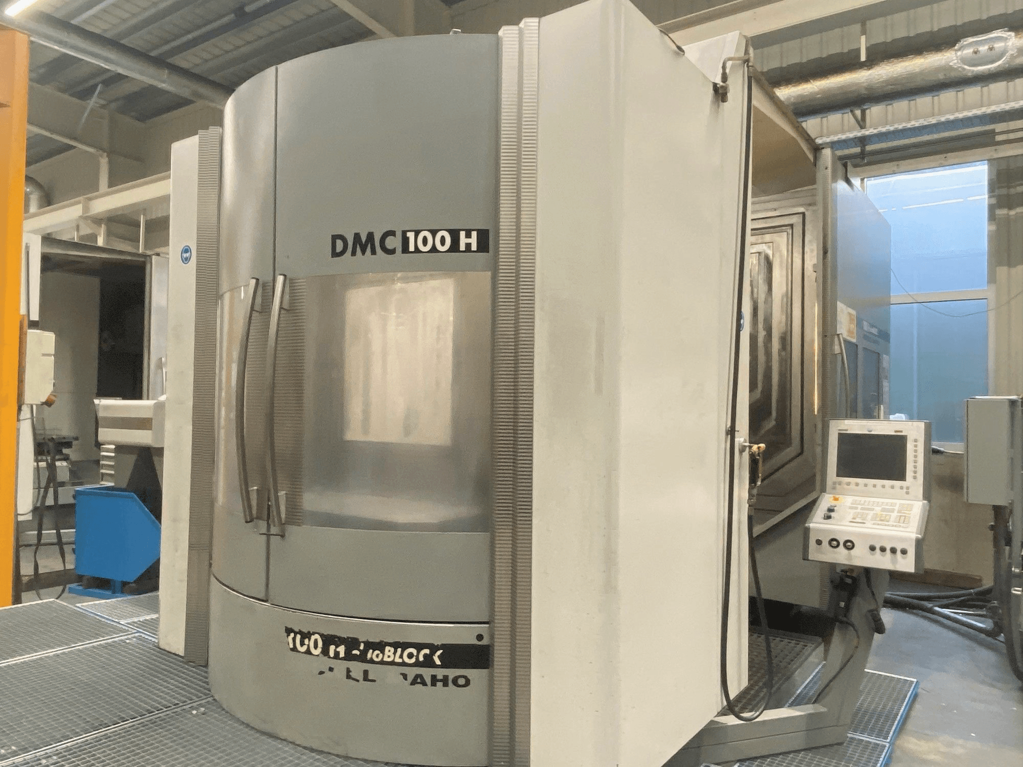 Vista frontale della macchina DECKEL MAHO DMC 100H duoBLOCK
