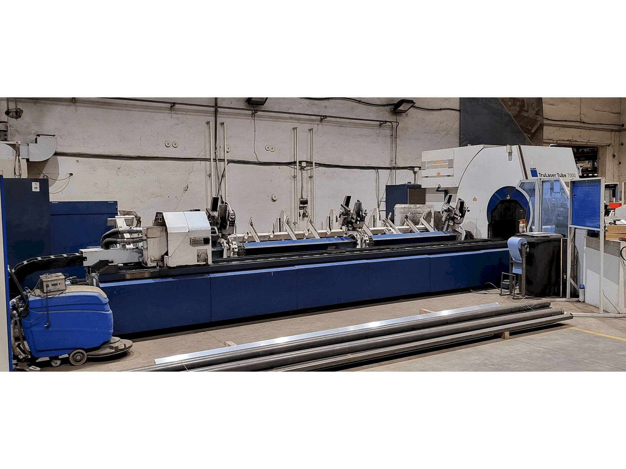 Vista frontale della macchina Trumpf TruLaser Tube 7000