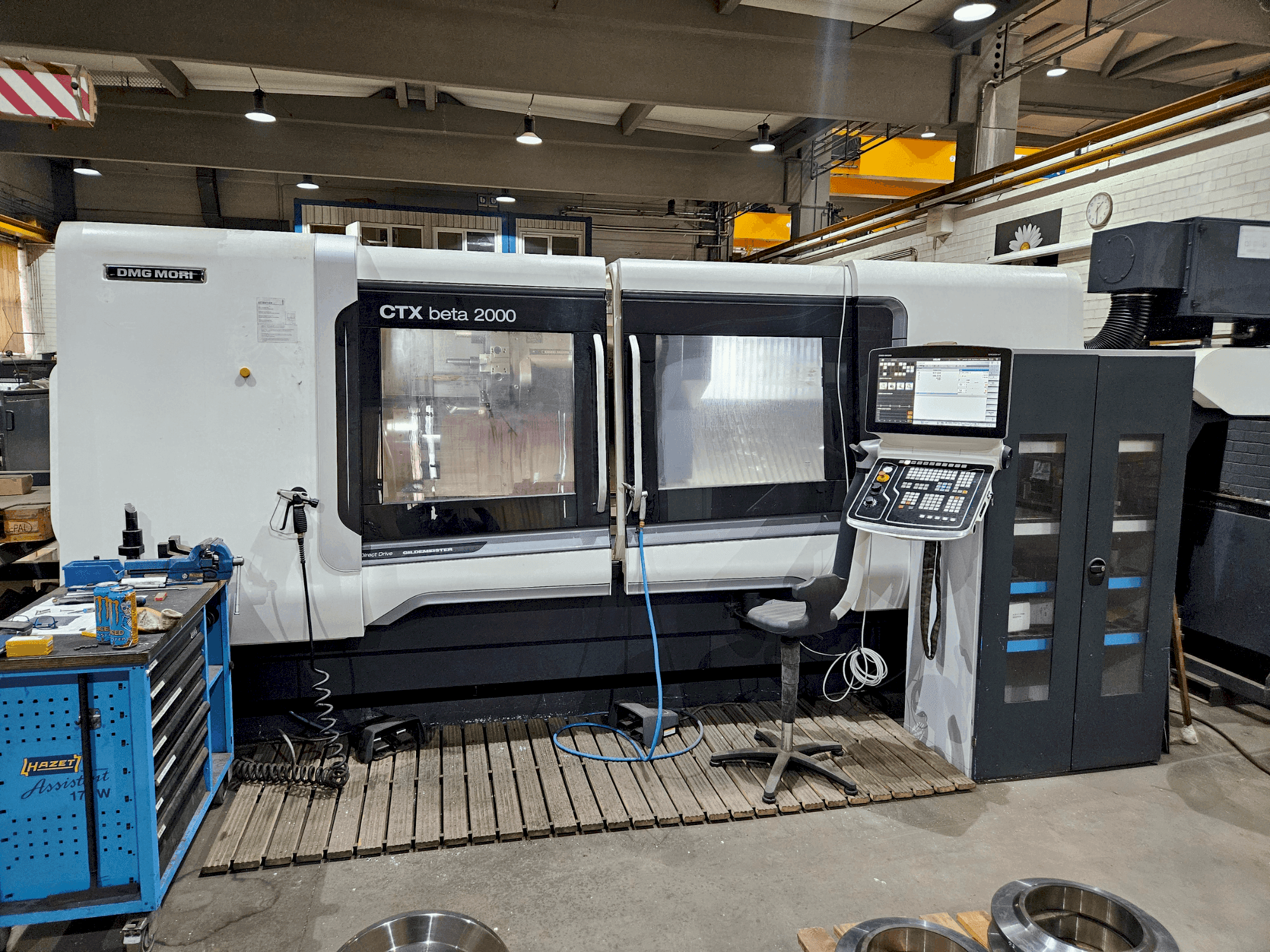 Vista frontale della macchina DMG MORI CTX beta 2000