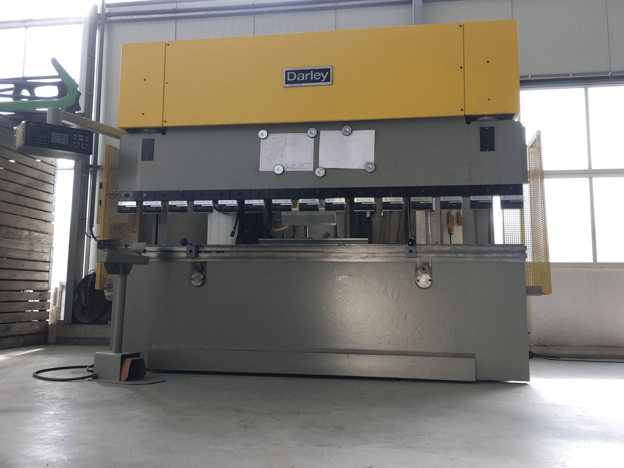 Vista frontale della macchina Darley EHP 150 31/25