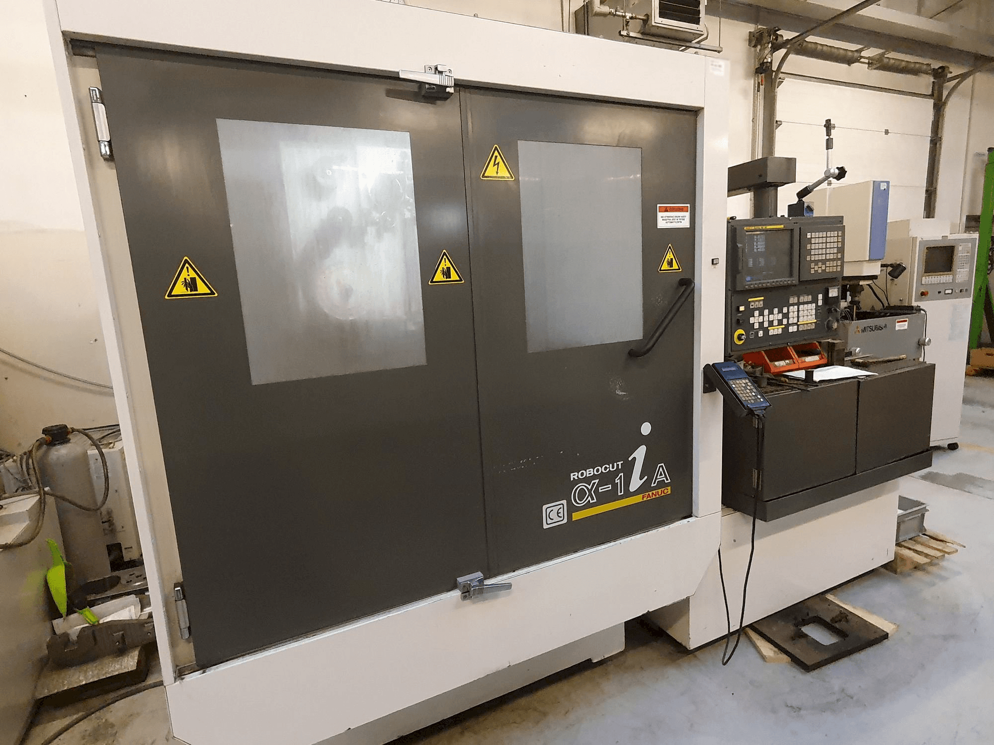 Vista frontale della macchina FANUC Robocut Alpha-1iA