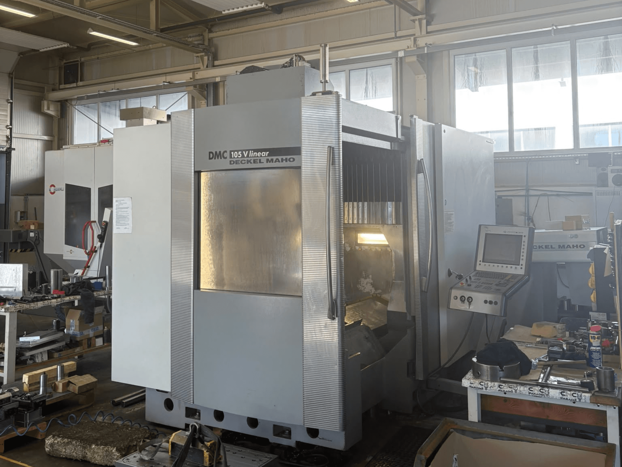 DMG DECKEL MAHO DMU 105 V: centro di lavorazione verticale lineare, vista frontale che mostra il pannello di controllo e l'area di lavoro.