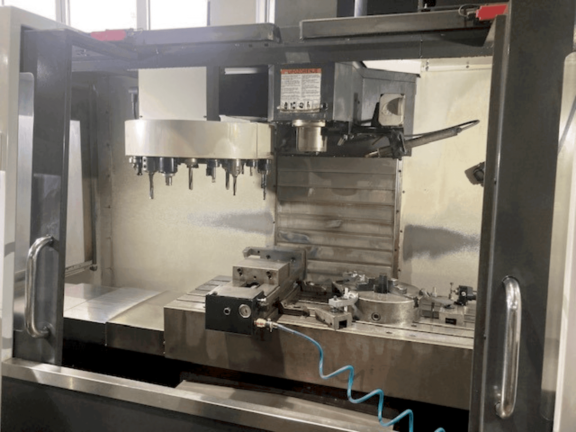 Vista frontale della macchina HAAS VF 3