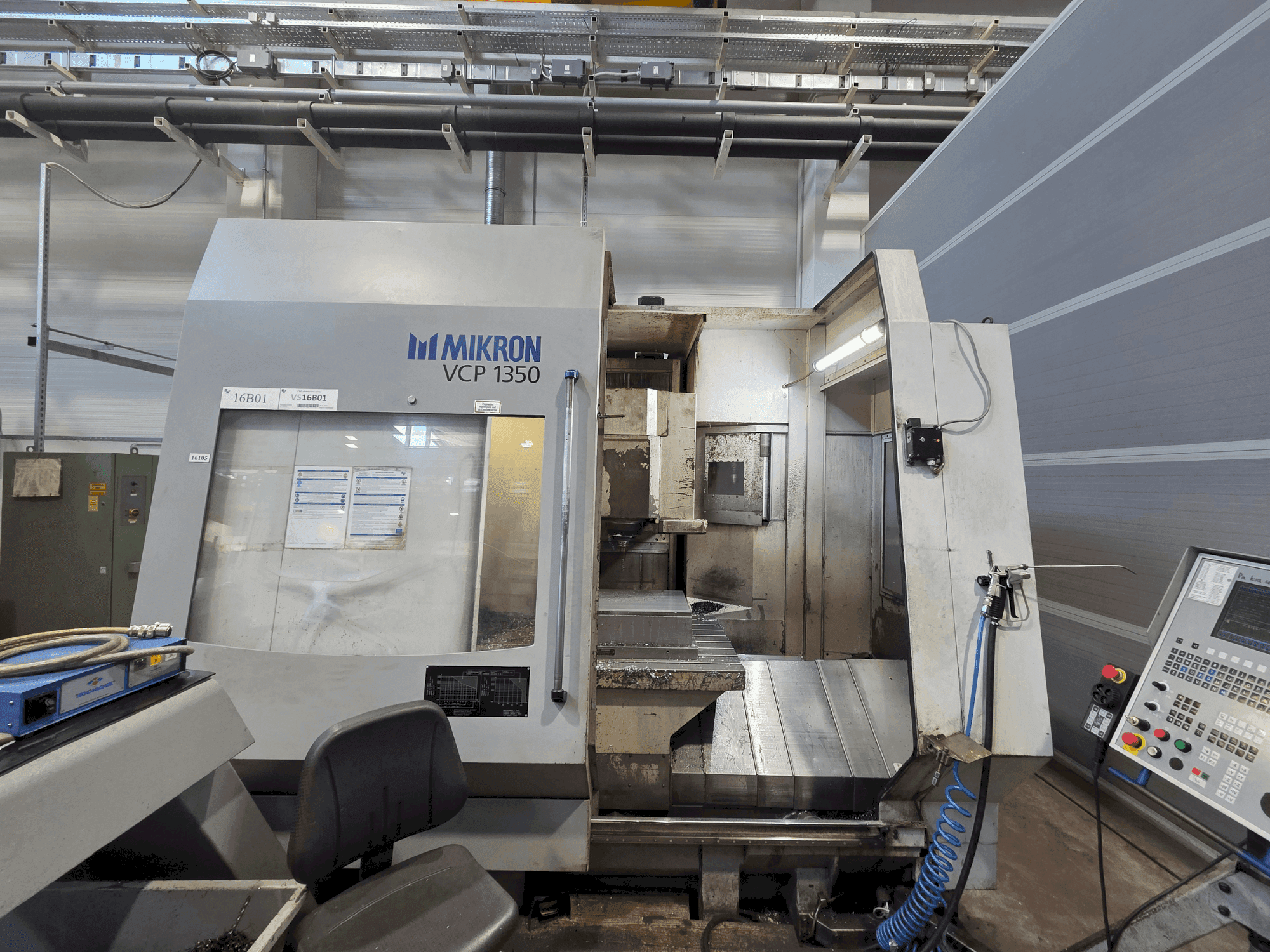 Vista frontale della macchina MIKRON VCP 1350