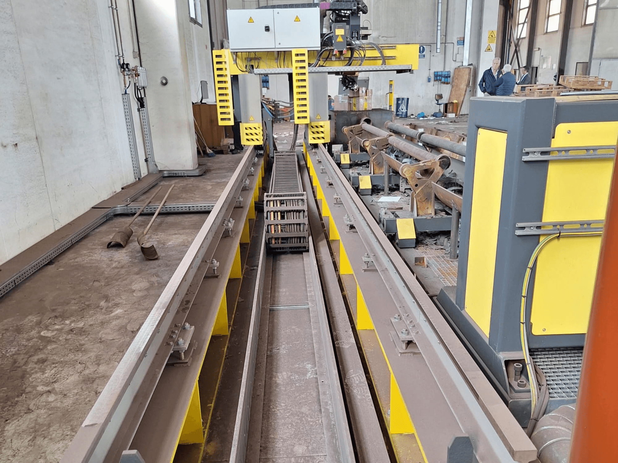 Macchina per il taglio di tubi ESAB SUPRAREX 3100 SXE HD 1000 vista dal davanti, con i cingoli, la testa di taglio e le caratteristiche di sicurezza gialle.