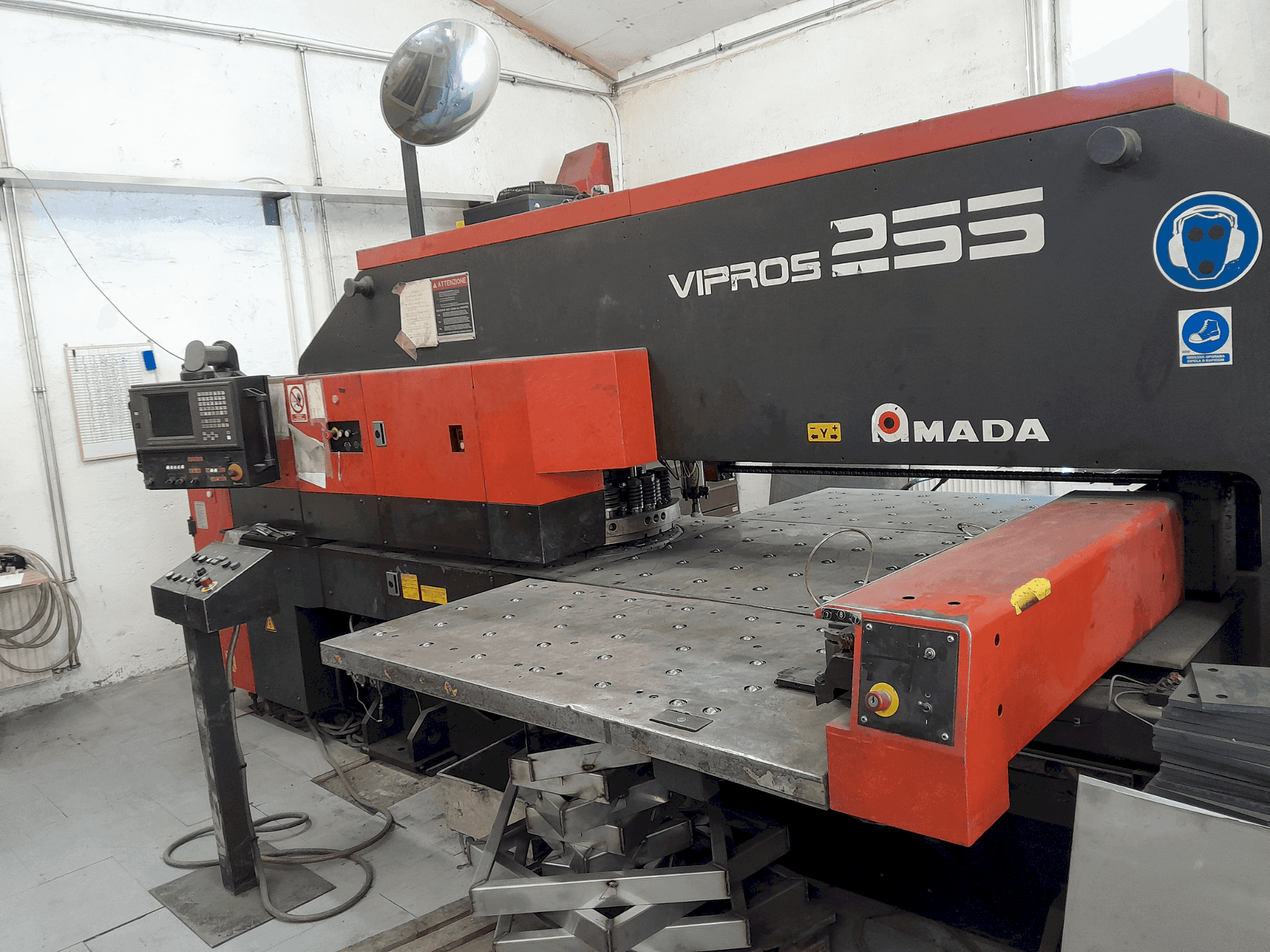 Vista frontale della macchina AMADA Vipros 255