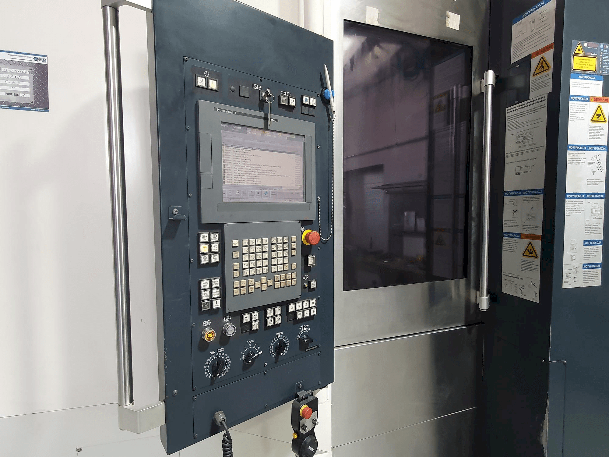 Vista frontale della macchina Makino a61nx