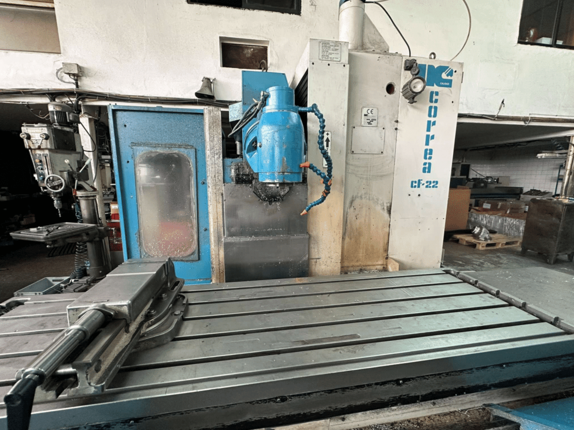 Fresatrice Correa CF-22 vista frontalmente, con design blu e argento, tavola scorrevole e testa di taglio.