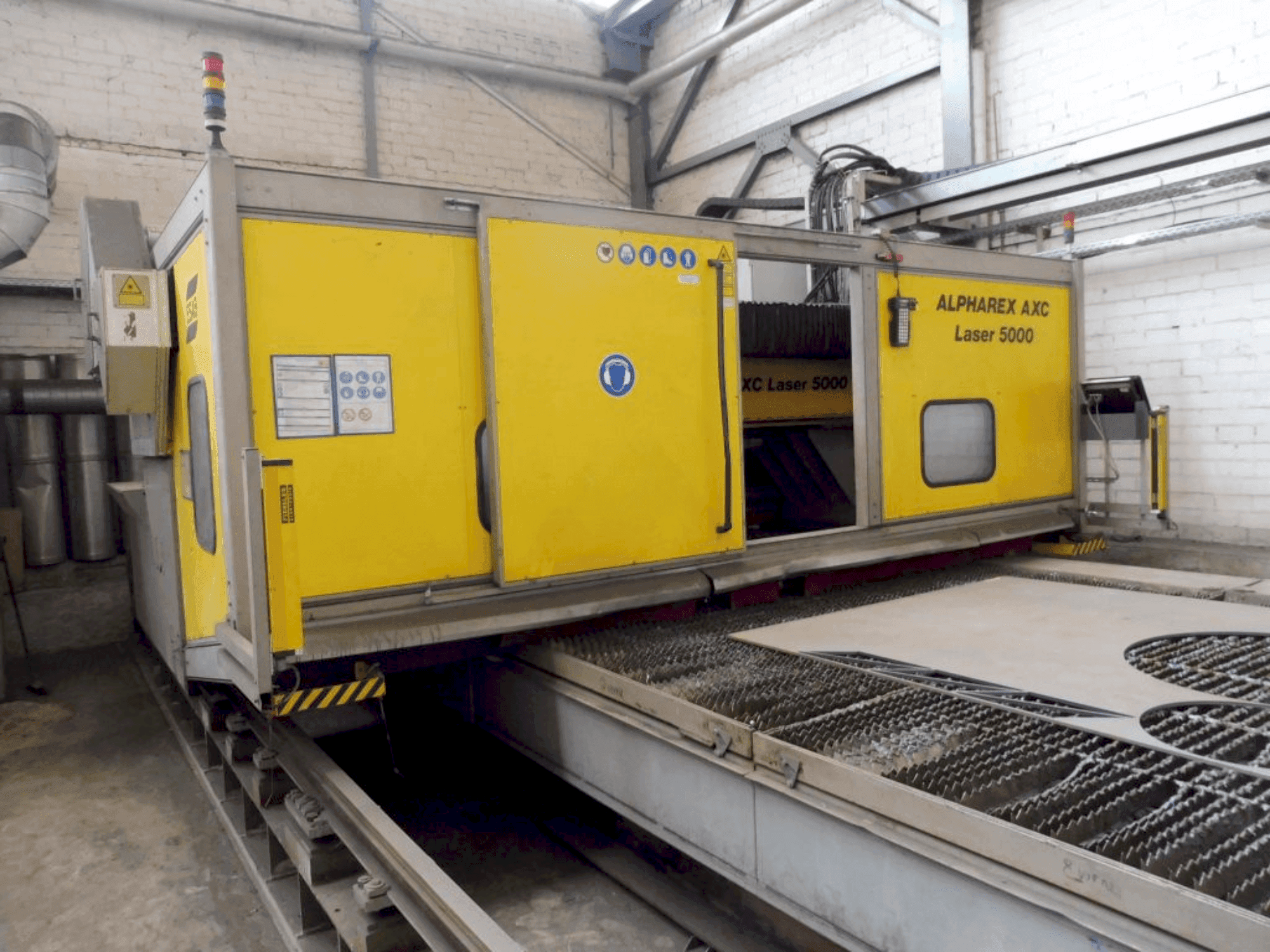 Vista frontale della macchina ALPHAREX AXC Laser 500