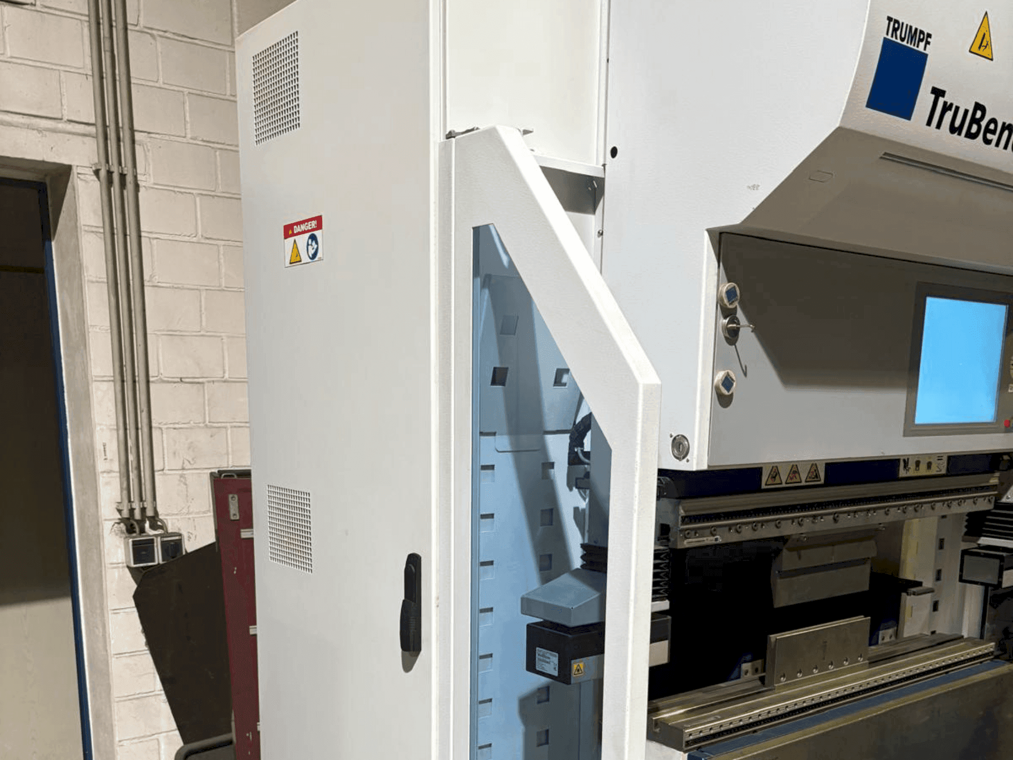 Vista frontale della macchina TRUMPF TruBend 7036