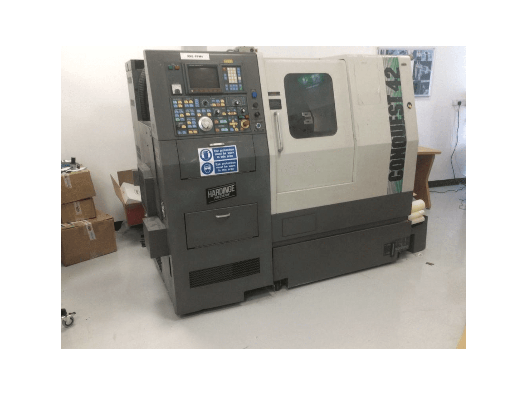 Vista frontale della macchina Hardinge Conquest 42