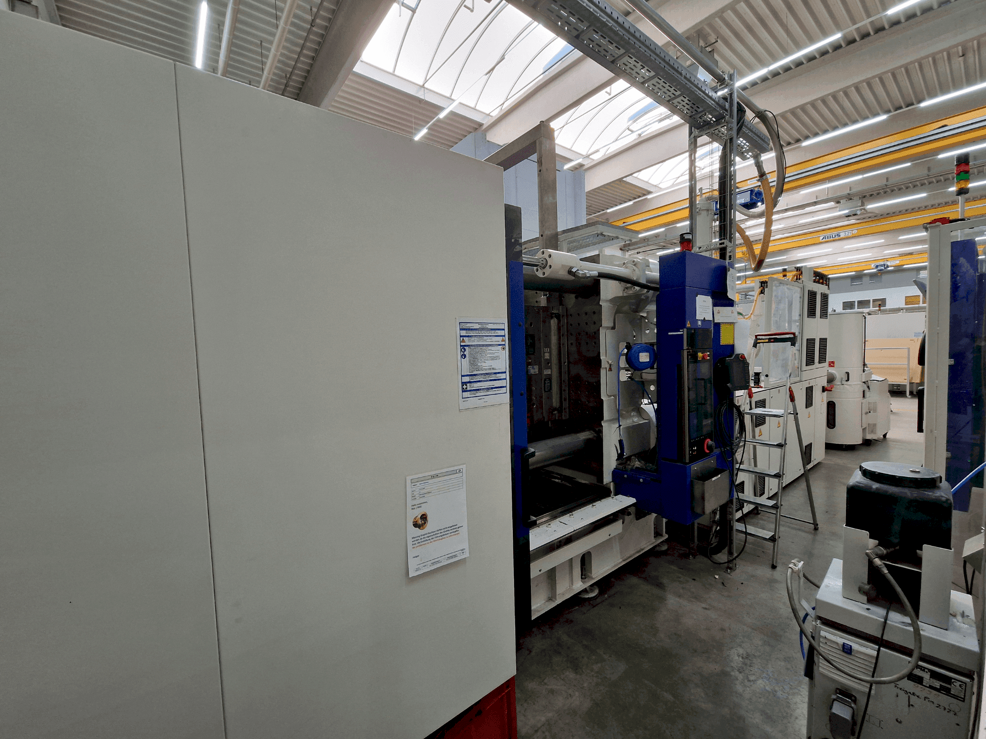 Vista frontale della macchina Engel duo 2400/650