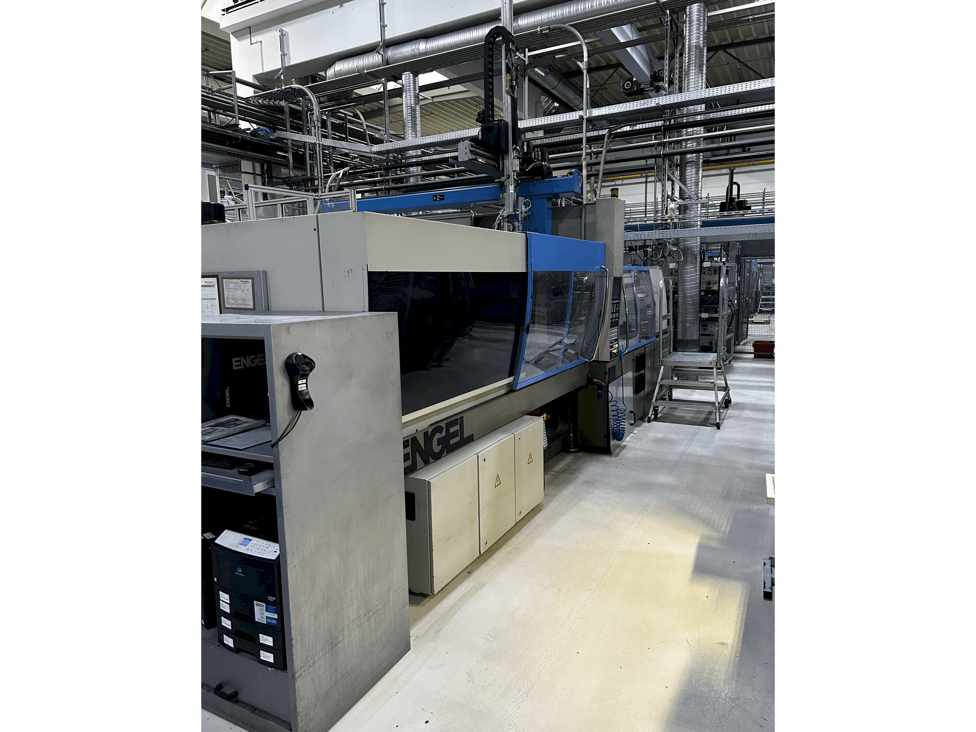Vista laterale sinistra della macchina Engel VICTORY 1050/220