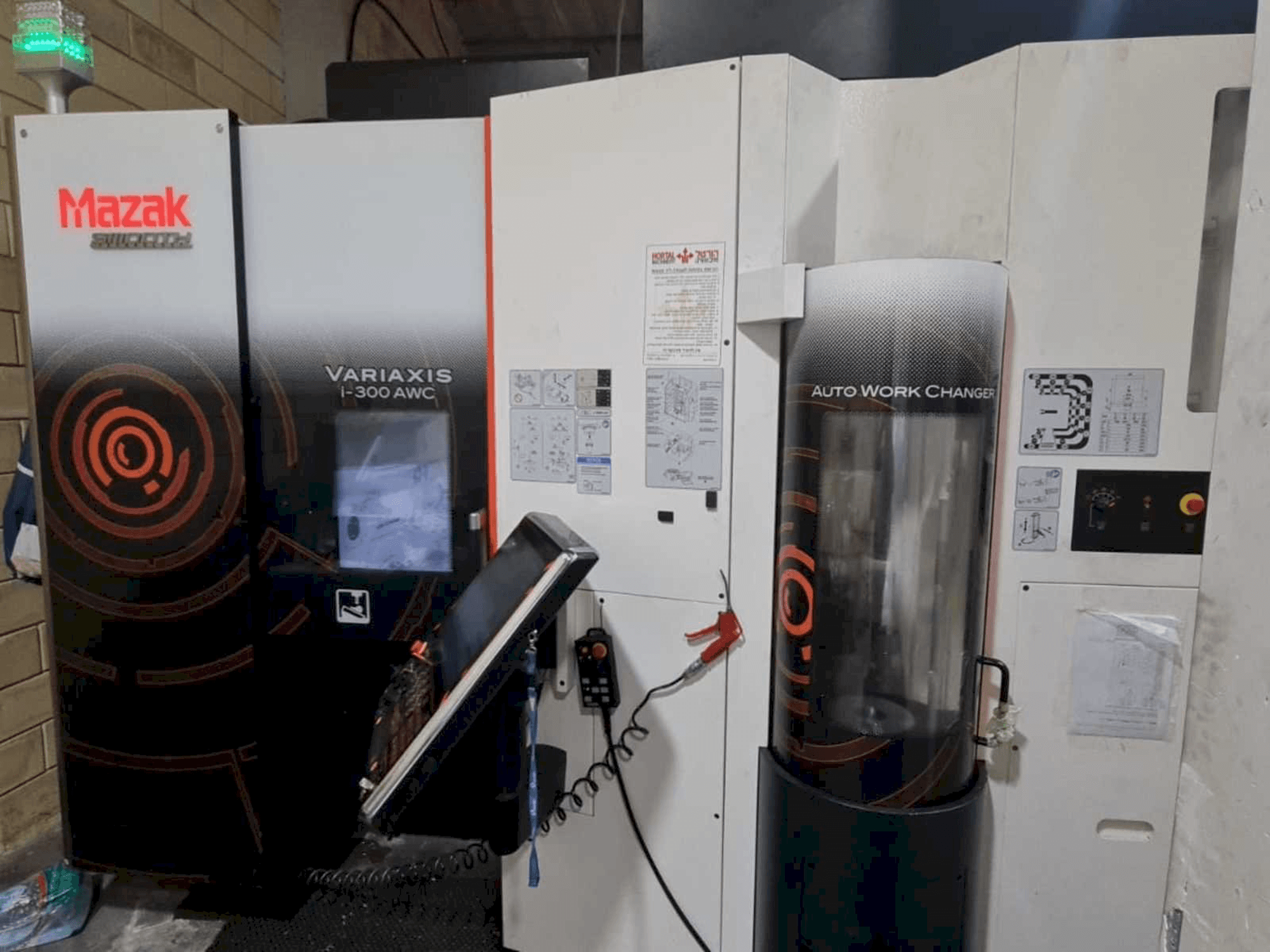 Vista frontale della macchina Mazak VARIAXIS I-300 AWC