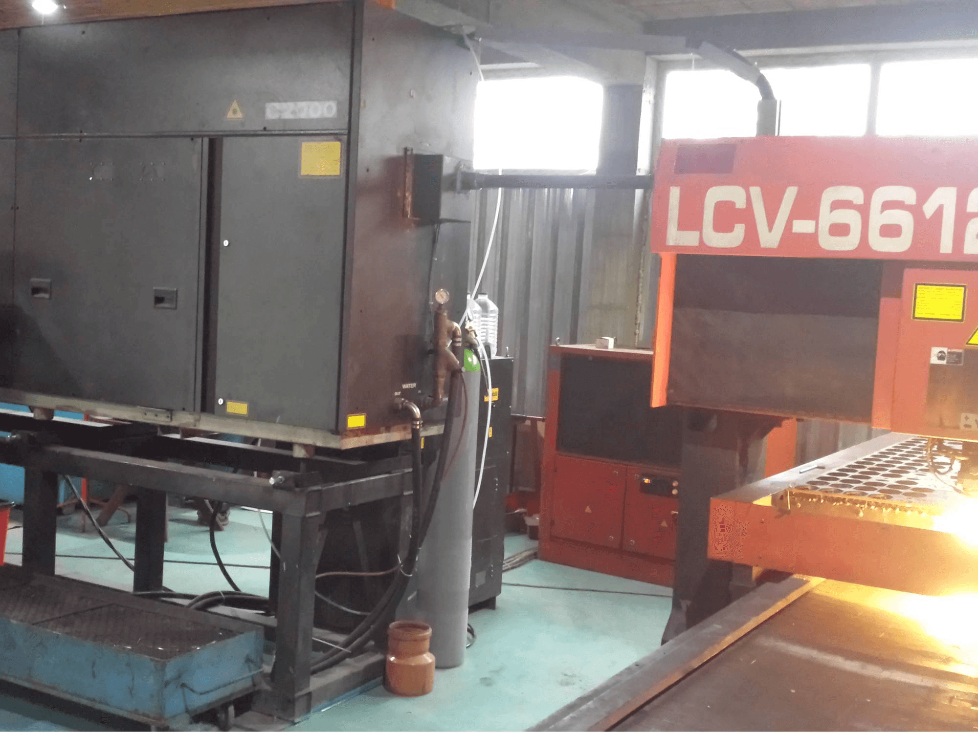 Vista frontale della macchina AMADA LCV 6612 II