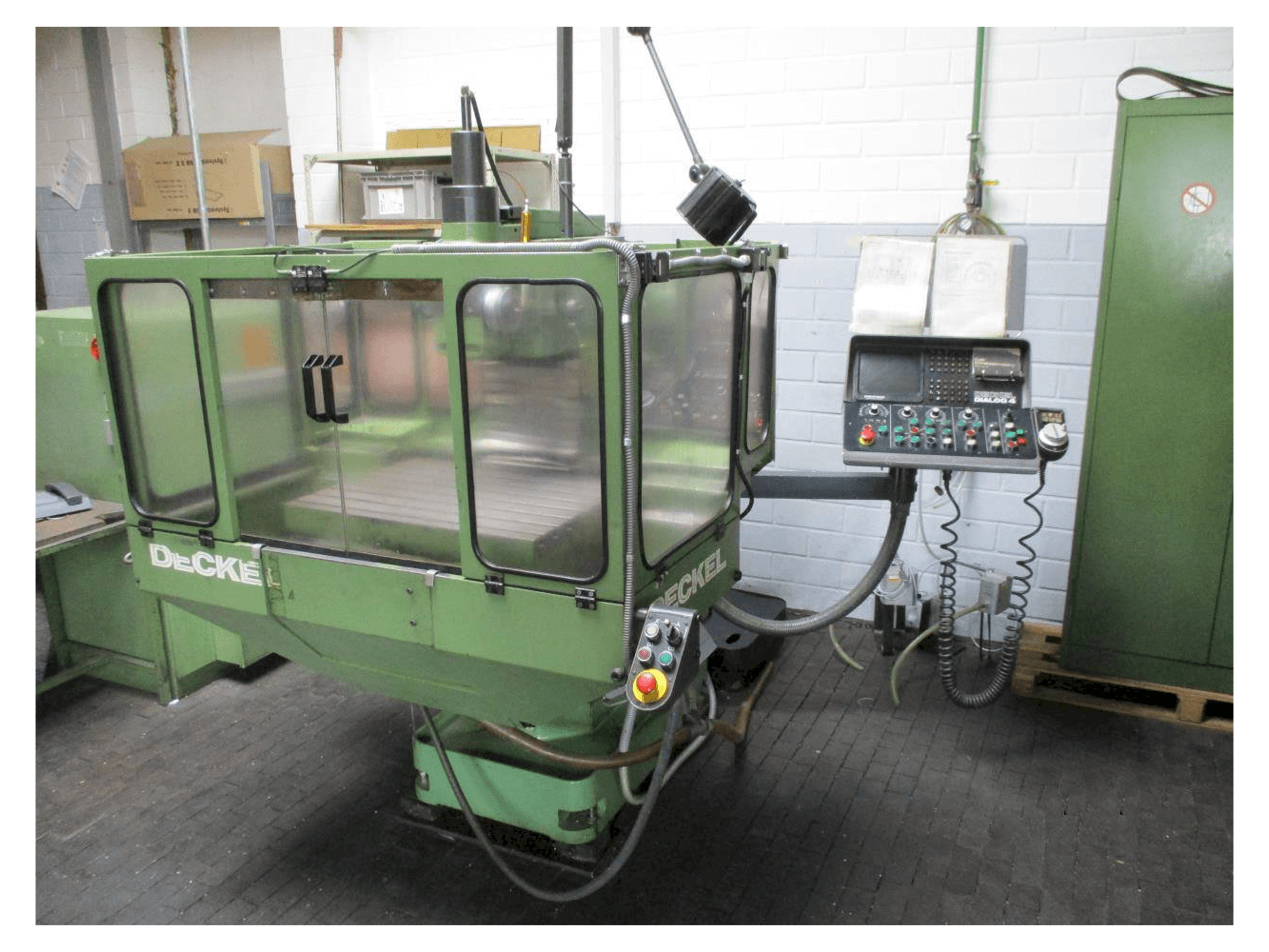 Vista frontale della macchina DECKEL FP 3NC