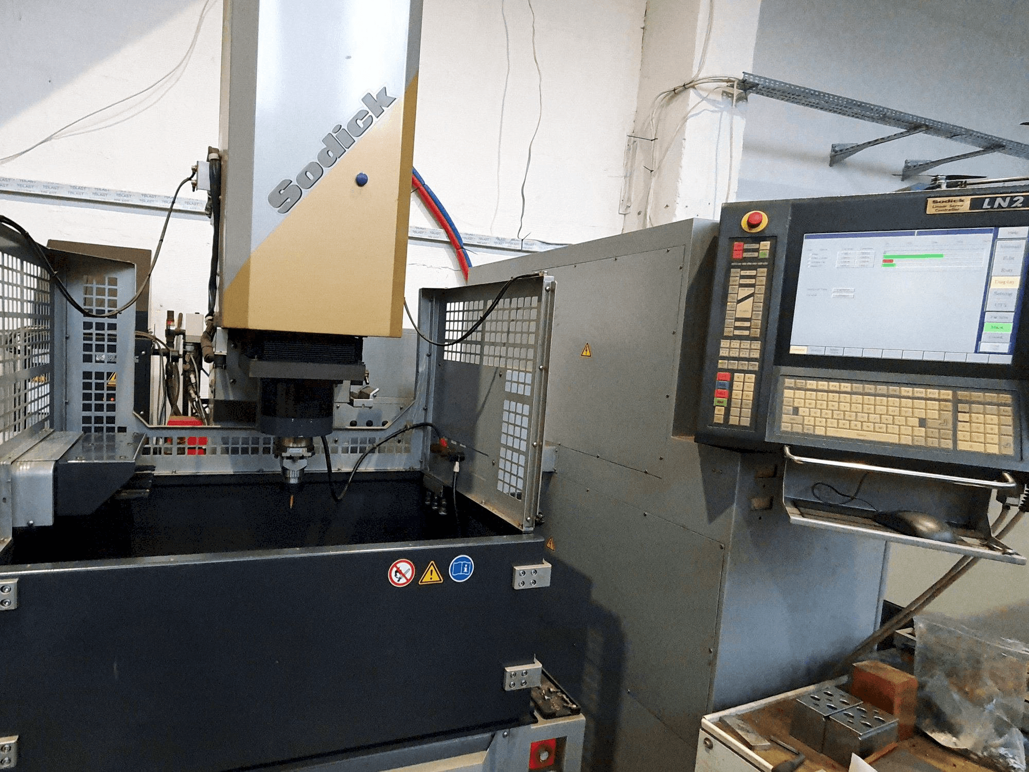 Vista frontale della macchina Sodick AM3L (2005)