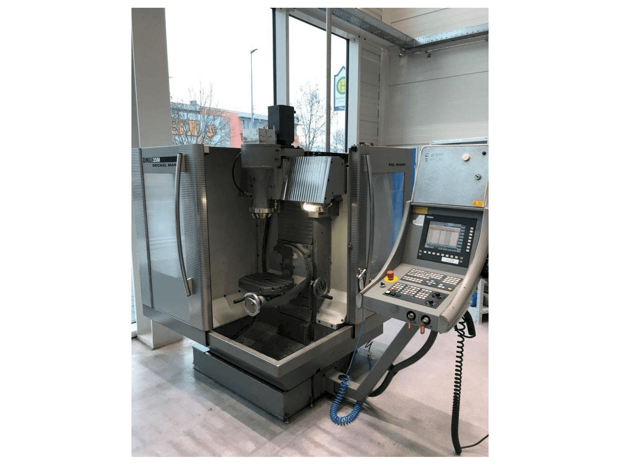 Vista frontale della macchina DECKEL MAHO DMU 35 M