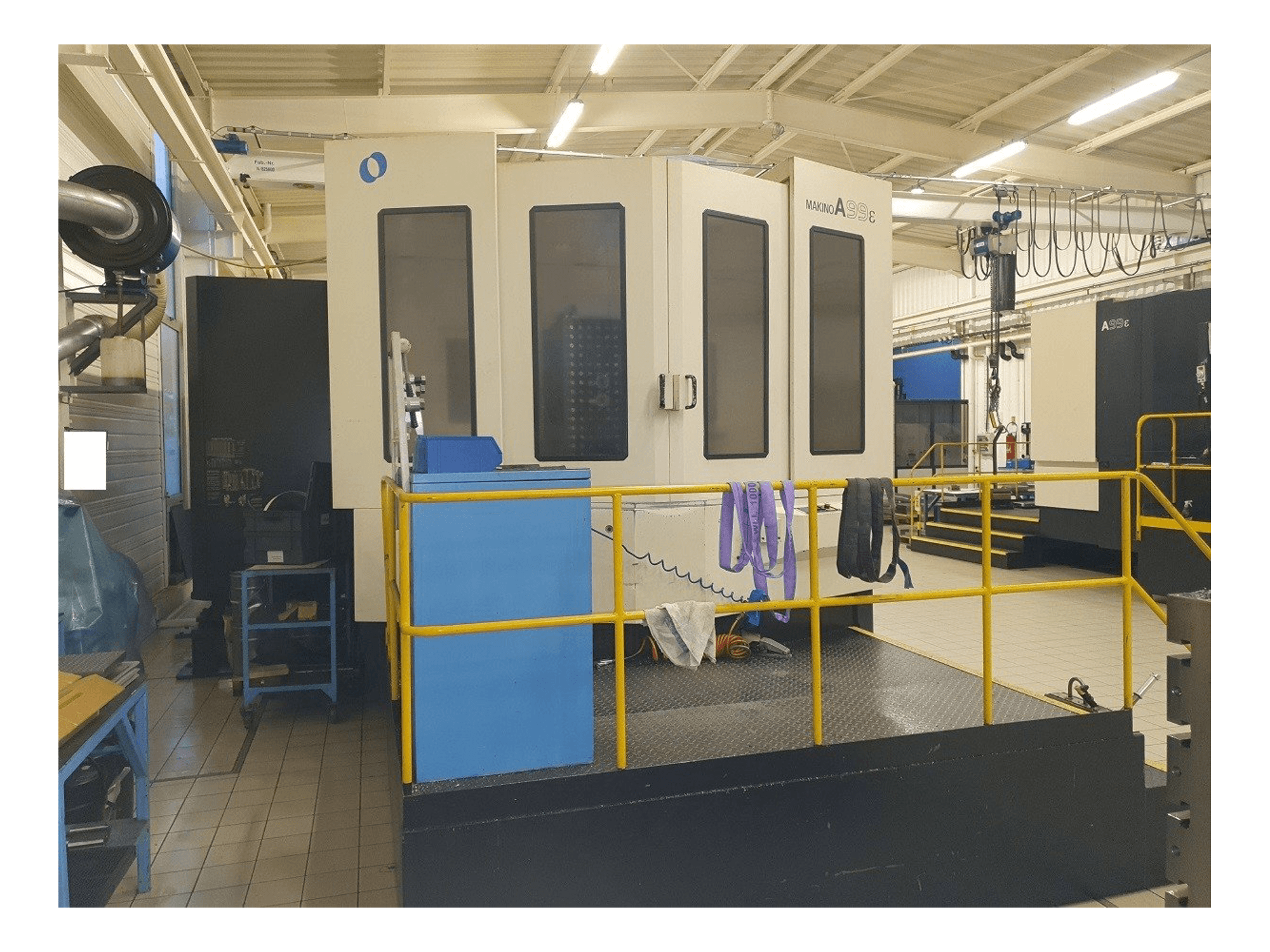 Vista frontale della macchina Makino A99