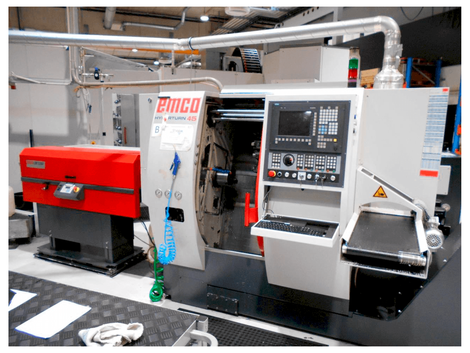 Vista frontale della macchina EMCO Hyperturn 45
